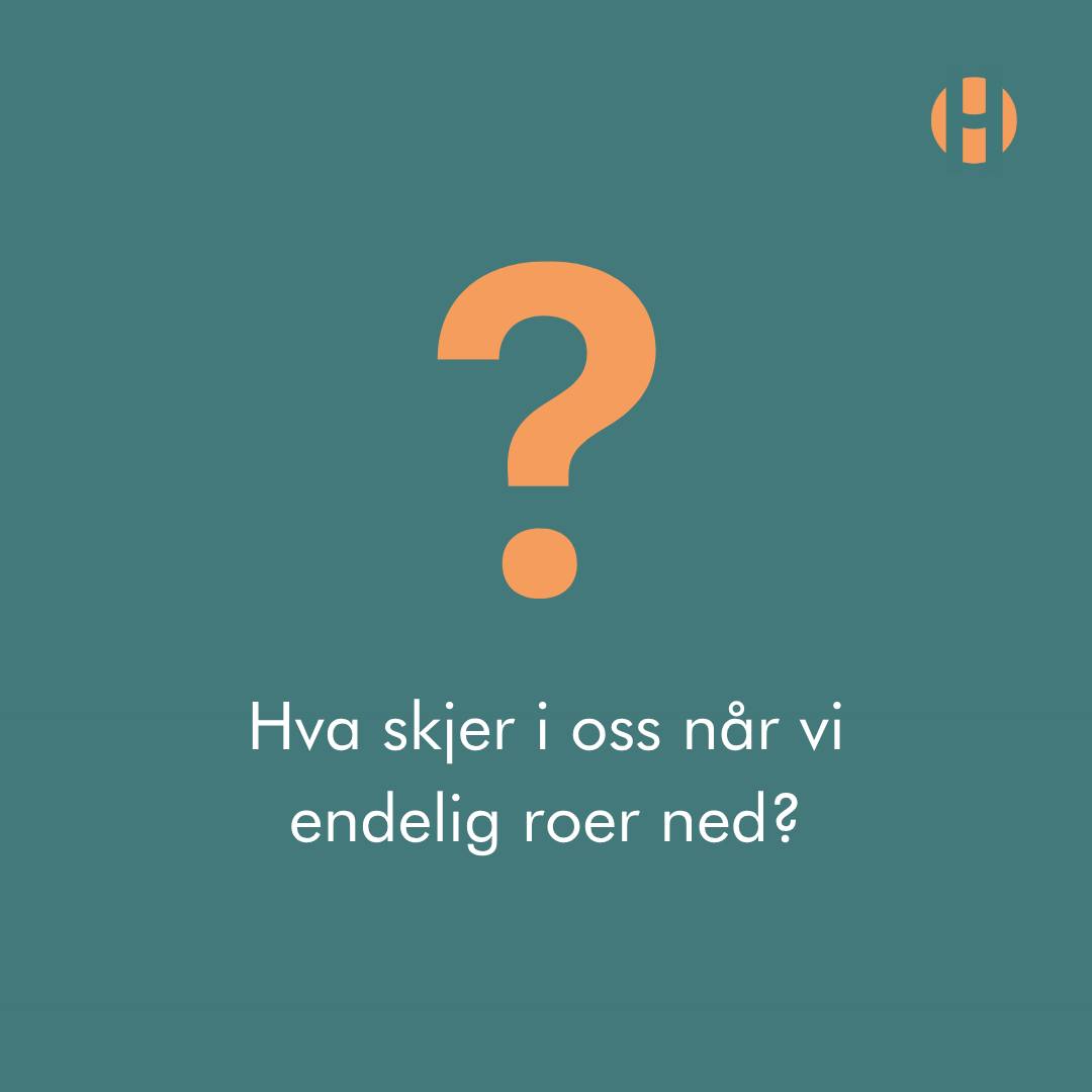 Kan vi ta ansvar for livet vårt hvis vi aldri stopper opp?
I humanismen står ansvar sentralt. Ikke som skyld, press eller moralsk pekefinger, men som en invitasjon til å være bevisst i eget liv.
Å ta ansvar handler om mer enn å gjøre det riktige. Det handler om å være våken nok til å forstå hvorfor vi gjør som vi gjør. Hvilke valg som faktisk er våre. Hvilke reaksjoner som kommer fra gammel automatikk. Hvilke mønstre vi gjentar uten å legge merke til det. Hvilke sannheter i oss selv vi kanskje har gått for fort forbi.
For vi kan ikke lede oss selv hvis vi ikke er til stede i oss selv.
Og vi kan ikke være til stede hvis vi alltid skynder oss videre.
Når vi roer ned, begynner vi å høre hva som faktisk skjer i oss. Vi får øye på forskjellen mellom impuls og valg. Mellom frykt og retning. Mellom det vi gjør på autopilot, og det vi gjør fordi det stemmer med verdiene våre.
Å gå sakte nok er derfor ikke passivitet. Det er en form for indre ansvarlighet.
Det er å stoppe opp lenge nok til å spørre:
Hva skjer i meg nå?
Hva er sant her?
Hva velger jeg, og hvorfor?
Et bevisst liv krever nærvær. Og nærvær krever at vi tør å lytte før vi handler.
Kanskje er det først når vi går sakte nok til å høre oss selv, at vi faktisk kan begynne å ta ansvar for hvem vi er, hvordan vi lever, og hva vi bidrar med i verden.