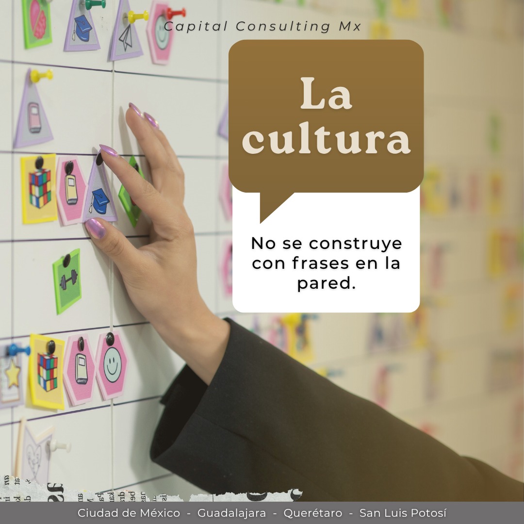 👀Muchas empresas invierten tiempo diseñando procesos, indicadores y planes de crecimiento. Pero pocas dedican el mismo esfuerzo a comprender la cultura que están construyendo.
Y la realidad es que la cultura influye en prácticamente todo:
- Cómo se toman las decisiones.
- Cómo se resuelven los problemas.
- Cómo colaboran los equipos.
- Cómo se lidera.
- Cómo se vive el cambio.
La cultura no es un documento, no es una frase en la pared, no es una presentación corporativa.
Es el conjunto de comportamientos que se repiten todos los días dentro de una organización.
Por eso, cuando una empresa enfrenta alta rotación, problemas de comunicación, resistencia al cambio o falta de alineación, muchas veces el problema no está en las personas. Está en la cultura que se ha permitido desarrollar.
Las organizaciones que logran crecer de forma sostenible suelen tener algo en común: No dejan su cultura al azar, la observan, la fortalecen y la alinean con sus objetivos.
La cultura no es un tema exclusivo de Recursos Humanos, es un tema de negocio.
Porque impacta la productividad, la permanencia del talento y la capacidad de crecimiento.
¿Tu empresa ha evaluado recientemente el impacto de su cultura organizacional? 🚀
#CapitalConsultingMx #CulturaOrganizacional #CapitalHumano #Empresas #Liderazgo #TransformacionEmpresarial #GestionDelTalento #DesarrolloOrganizacional #Negocios #EmpresasQueCrecen