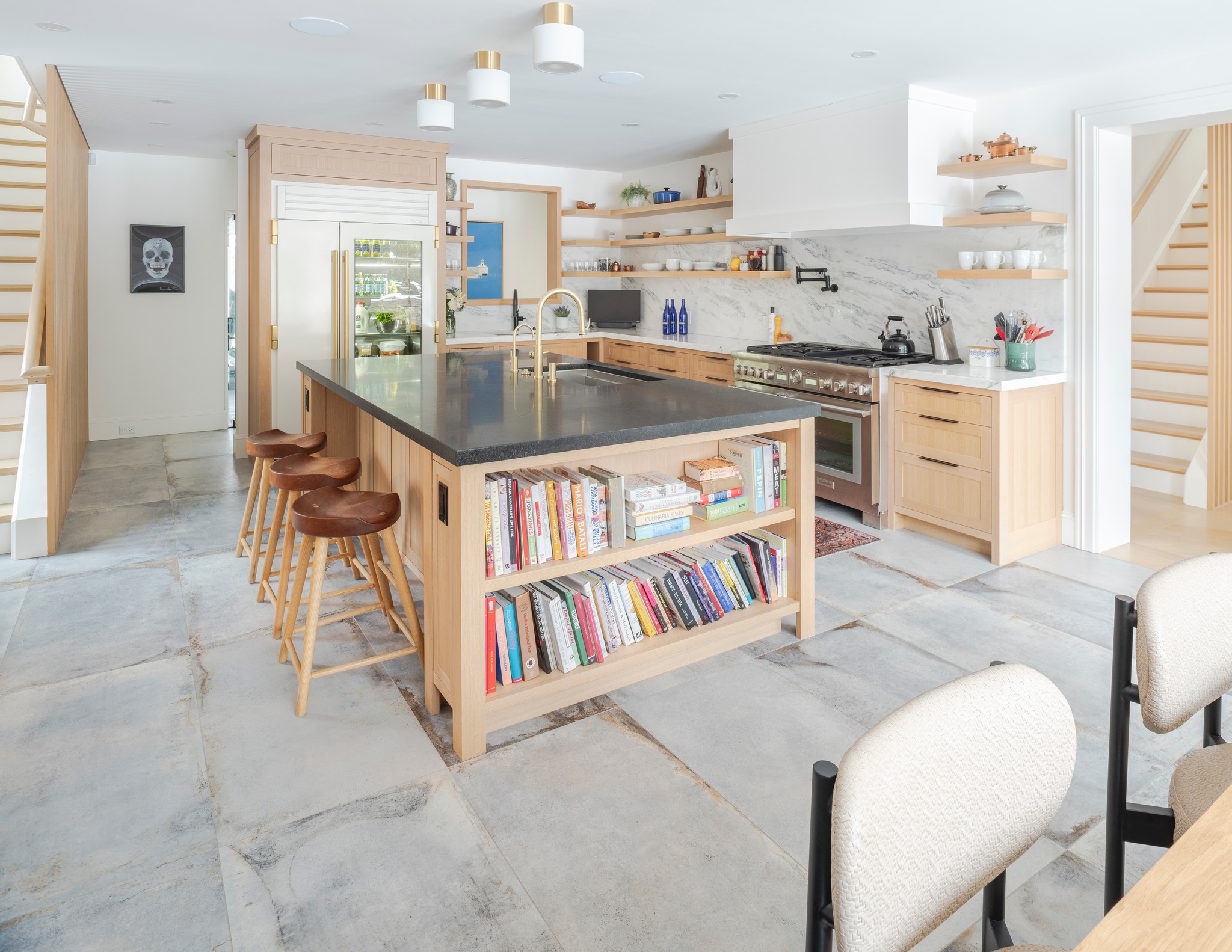A space made for gathering. Warm wood tones, natural light, and carefully selected finishes create a kitchen that feels inviting, refined, and ready for every season of life at home.
Photograph: @ryanmaheuphotography
Architect: @preston.design.inc
Interior Design: @nicole.hirsch.interiors
#CustomHomeBuilder #LuxuryHomeBuilder #CustomHomes #LuxuryHomes #DreamHomeDesign #KitchenDesign #CustomKitchen #LuxuryKitchen #KitchenInspiration #InteriorDesignInspo #HomeDesignIdeas #TimelessDesign #Craftsmanship #FineHomebuilding #ResidentialDesign #NewEnglandHomes #NewEnglandLiving #MassachusettsHomes #MassachusettsBuilder #BostonHomes #BostonDesign #GreaterBostonHomes #HomeInspiration #ArchitectureDesign #FallonCustomHomes