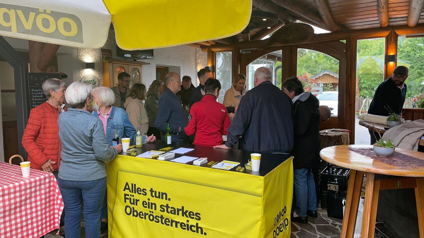 Auch wenn das Wetter heute nicht ganz auf unserer Seite war, haben wir uns sehr über euren Besuch bei unserem ersten Stopp unserer Ortsteiltour gefreut! 🌦️😊
Ein herzliches Danke an alle, die vorbeigeschaut, mit uns gesprochen und uns wertvolle Inputs mitgegeben haben. Eure Ideen und Gespräche machen diese Tour so besonders. 🙌
Es war ein richtig schöner Tourstopp – wir freuen uns schon darauf, euch am 3. Juli beim nächsten Halt im Florianiweg zu sehen!