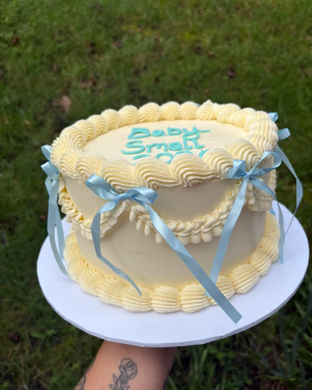 🎀🩵 Sweet, simple, and oh-so-pretty! This vintage-inspired beauty features delicate piping, dainty blue bows, and the perfect touch of nostalgia. A timeless design made for celebrating life’s sweetest moments. ✨🎂💙
#VintageCake #BowCake #ButtercreamCake #LambethCake #VintageStyleCake #CustomCakes #CakeDesign #BirthdayCake #ElegantCake #CakeArt #PastelAesthetic #BakersOfInstagram #CakesOfInstagram #ButtercreamDreams #InstaCake