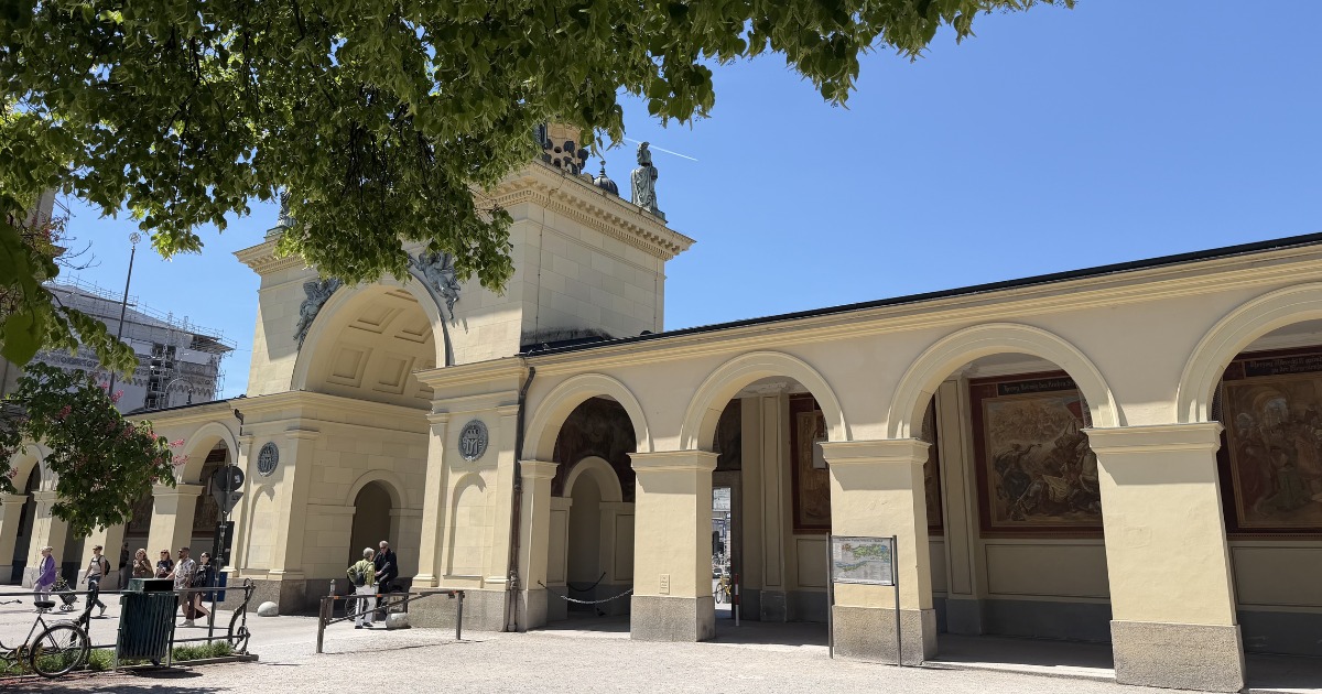 Sommer in München. ☀️🌿
Wenn die Sonne den Hofgarten in warmes Licht taucht und am Odeonsplatz das Leben pulsiert, zeigt sich unsere Nachbarschaft von ihrer schönsten Seite.
Zwischen historischen Fassaden, grünen Alleen und dem lebendigen Stadtgeschehen finden wir täglich Inspiration für unsere Arbeit.
Ein paar sommerliche Eindrücke aus unserem Büro am Hofgarten. ➡️