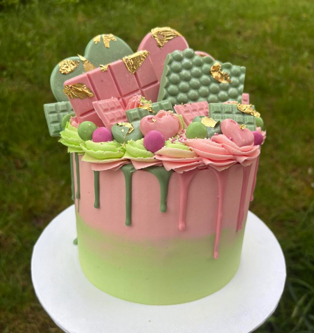 ✨ Pastel perfection with a touch of luxury 💚🩷
#PastelCake #DripCake #LuxuryCake #ButtercreamCake #ChocolateLovers #CustomCakes #CakeDesign #CakeArt #BirthdayCake #CakeDecorating #SweetTreats #DessertLover #CakesOfInstagram #BakersOfInstagram #InstaCake