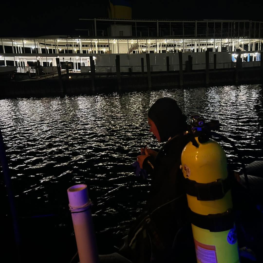 Diving for a phone at Detroit Cycle Boats this weekend with the Boblo Boat in the background. One of the first mates dropped her phone, I was happy to find it for her.
.
.
#recoverydiving #lakestclair #greatlakesstate #detroitriver #stclairshores #clintonriver #harrisontownship #boattown #algonac #stclair #metrobeach #michiganboating #puremichigan #michiganmarinas #metaldetector #safeharbormarinas #boatmichigan