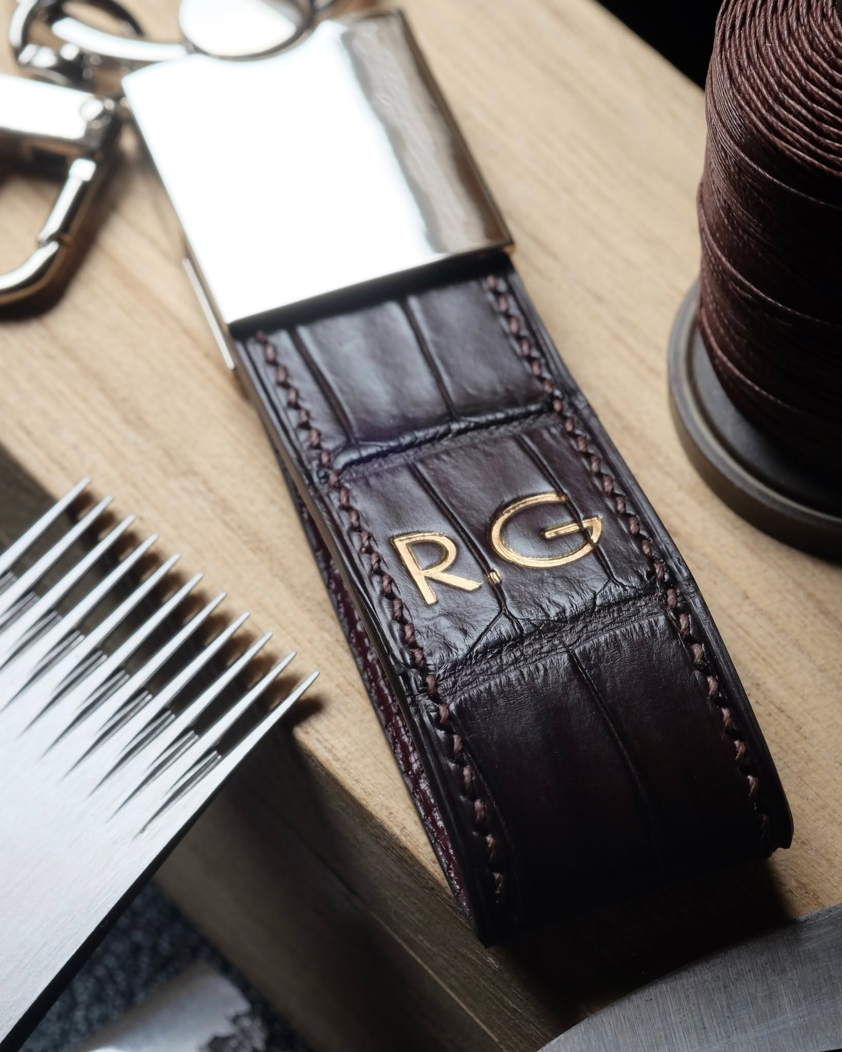 🇧🇪🖐🏻 Bespoke Key Ring
•
Porte-clés entièrement fait main et cousu main en cuir de crocodile marron foncé, doublure en cuir de chèvre bordeaux, fil de lin coffee, peinture des bords marrons très foncé, initiales (8 mm) marquées à l’or véritable 22k et mousqueton.
•
#atelierdecoster #decoster #artisan #handmade #handstiched #handmadeinbelgium #madeinbelgium
•
#handmadekeyring #bespokekeyring #customkeyring #handmadeleatherkeyring
•
#crocodileleather #crocodileleatherkeyring #crocodilekeyring