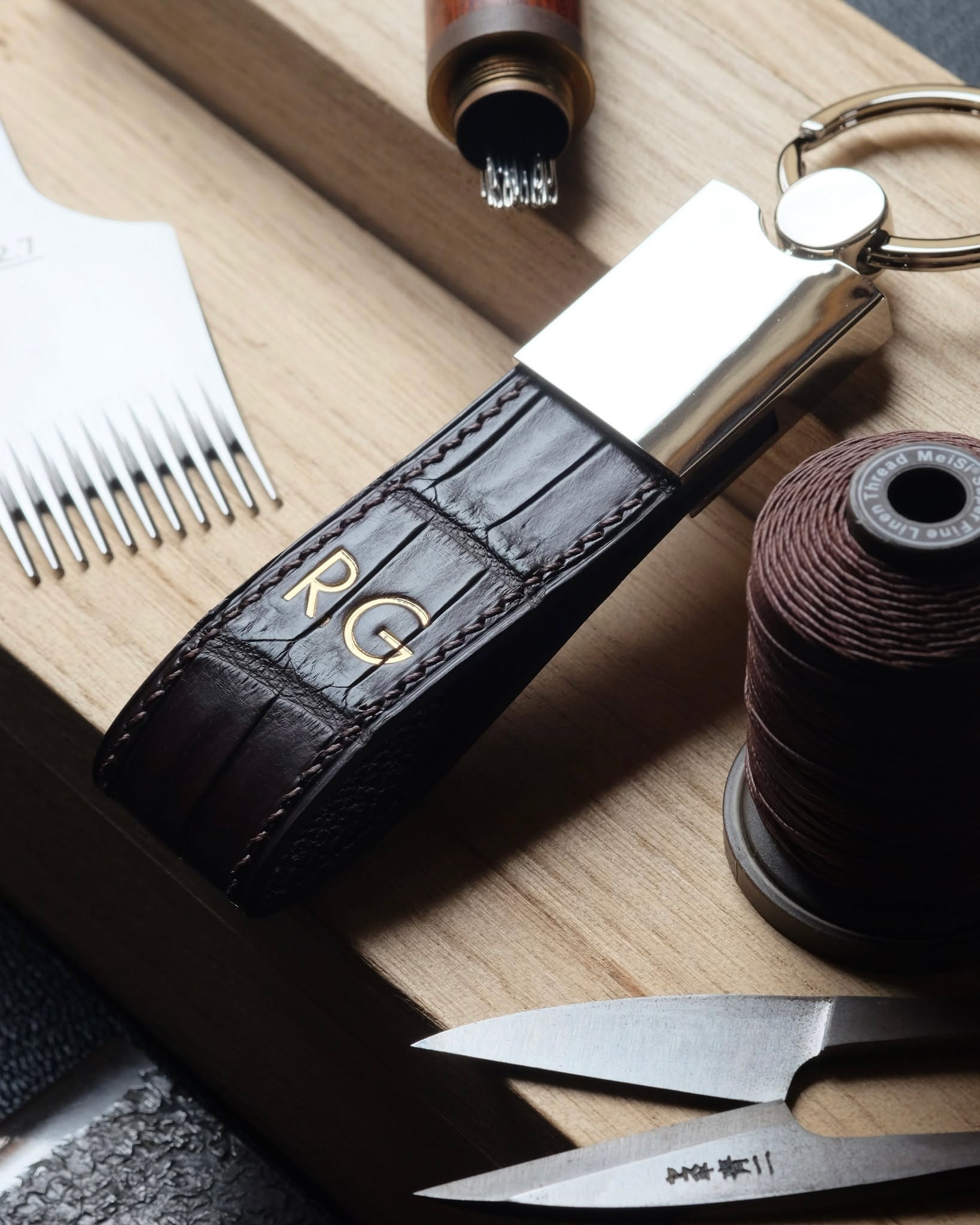 🇧🇪🖐🏻 Cousu main en Belgique
•
Porte-clés entièrement fait main et cousu main en cuir de crocodile marron foncé, doublure en cuir de chèvre bordeaux, fil de lin coffee, peinture des bords marrons très foncé, initiales (8 mm) marquées à l’or véritable 22k et mousqueton.
•
#atelierdecoster #decoster #artisan #handmade #handstiched #handmadeinbelgium #madeinbelgium
•
#handmadekeyring #bespokekeyring #customkeyring #handmadeleatherkeyring
•
#crocodileleather #crocodileleatherkeyring #crocodilekeyring