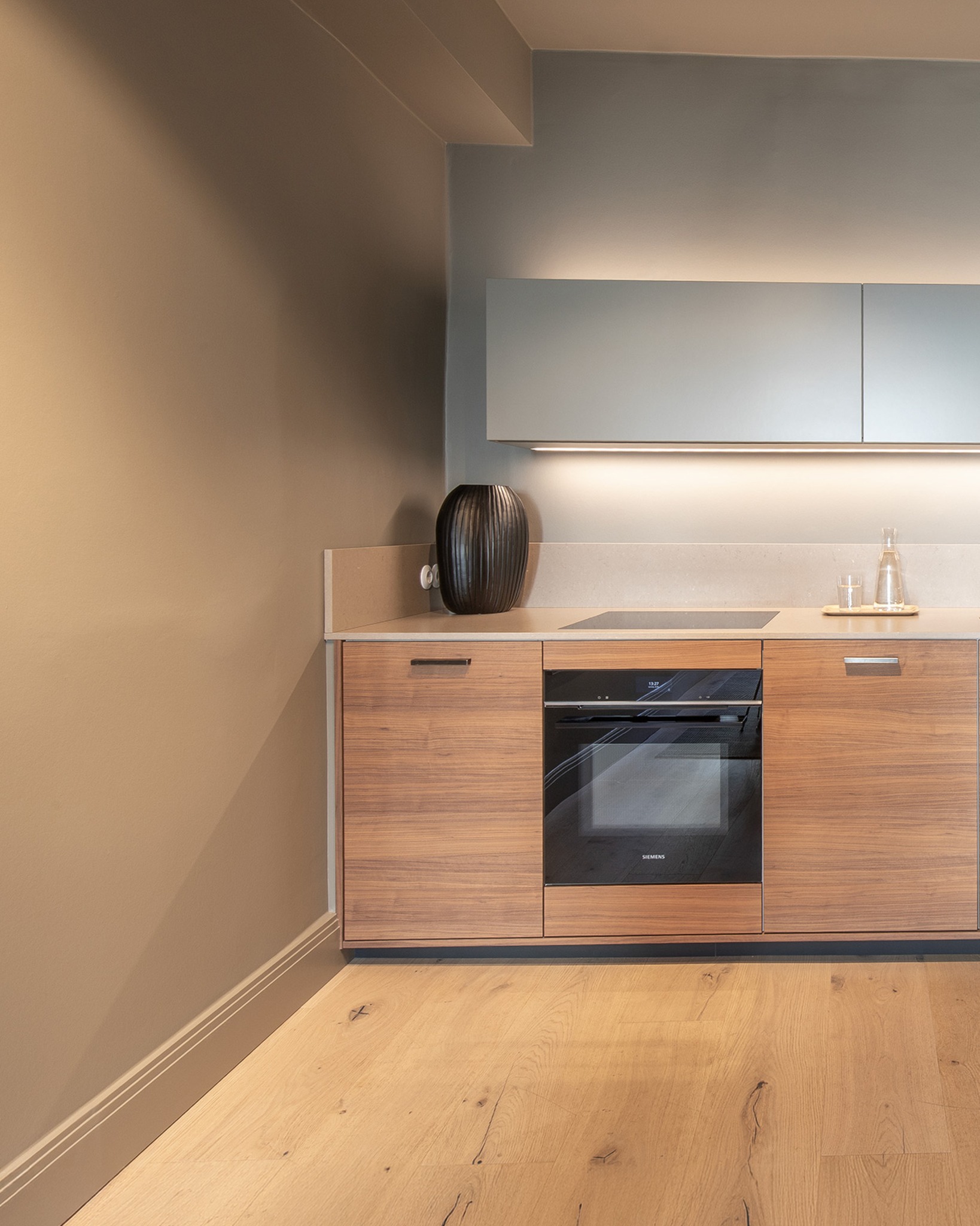 Maßgefertigte Teeküche für ein Büro in einem Hamburger Altbau. Die Küche besteht aus Nussbaum und Elementen, die nach Little Greene lackiert sind. Die fugenlose Kunststein-Arbeitsplatte mit integriertem Becken rundet die klare Optik ab. Eine besondere Herausforderung: die passgenaue Umsetzung trotz stark schiefer Wände und Böden. Präzision bis ins Detail.
#kueche #altbau #kunststein #handwerk #holzhochzwei