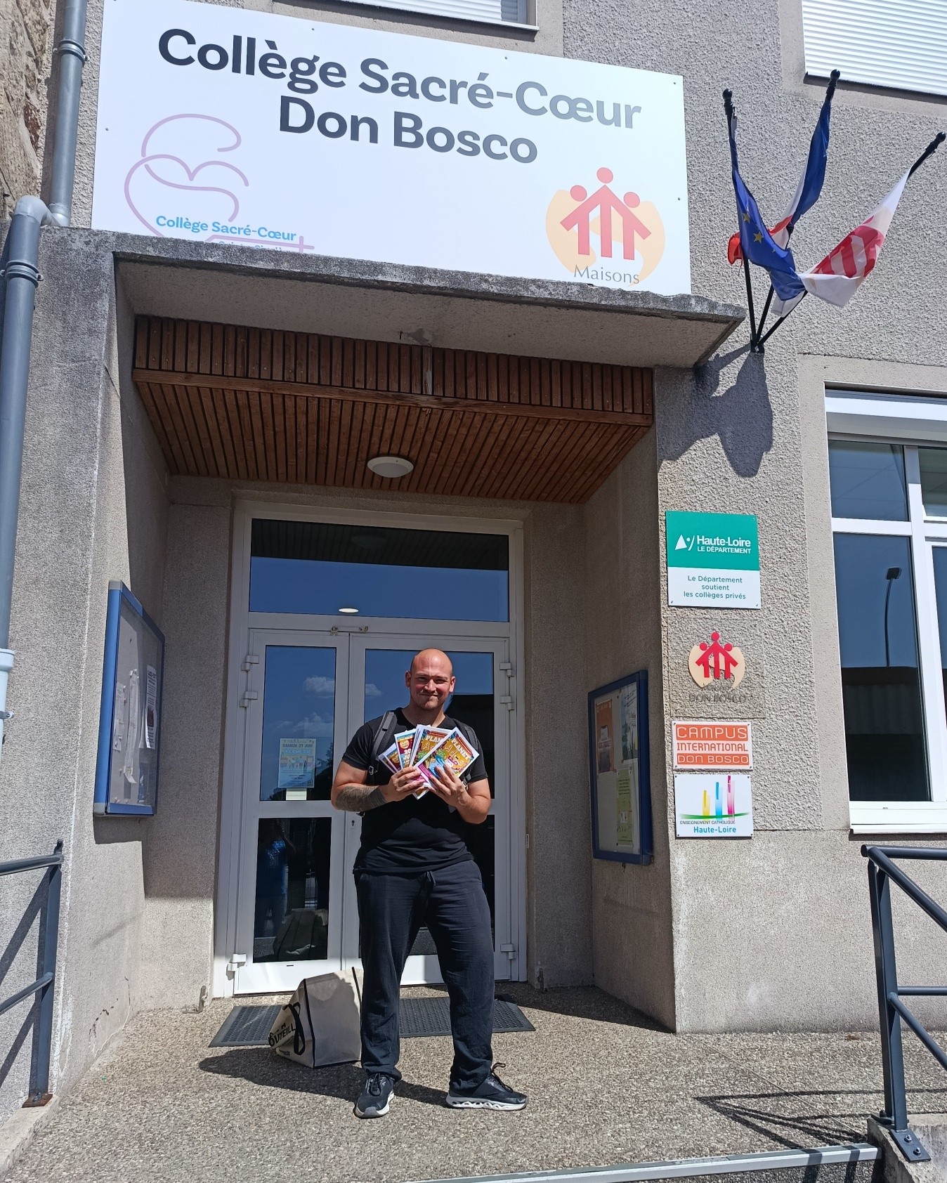 Le Club Ados à la rencontre des collégiens du Sacré-Cœur
Aujourd’hui, Loïc, animateur référent du Club Ados, est intervenu au collège Sacré-Cœur afin de présenter le Club Ados aux élèves.
Au programme de cette rencontre :
Découverte du fonctionnement du Club Ados
Présentation du programme de l’été et des différentes activités proposées
Mise en lumière de l’événement spécial organisé pour célébrer la première année du Club Ados
Ce temps d’échange a également permis de rappeler ce qui fait l’identité du Club Ados à travers sa devise :
« De vos idées, on en fait des projets. »
Au Club Ados, les jeunes ne sont pas seulement participants : ils sont acteurs de leurs loisirs, de leurs projets et de leurs expériences. L’objectif est de leur permettre de s’impliquer, de proposer et de construire ensemble des activités qui leur ressemblent.
Un grand merci au collège Sacré-Cœur pour son accueil, sa confiance et ce partenariat qui contribue à faire connaître le Club Ados auprès des jeunes.
Nous avons désormais hâte de retrouver les adolescents cet été pour partager de nouvelles aventures, vivre de beaux moments ensemble et célébrer comme il se doit cette première année du Club Ados.
#ClubAdos #VacancesÉté #Jeunesse #AnimationJeunesse #ProjetJeunes #PlanetAir #SainteSigolène #AdosActeursDeLeursProjet
Familles Rurales Haute Loire Collège Sacré Cœur de Sainte Sigolène - Maison Don Bosco