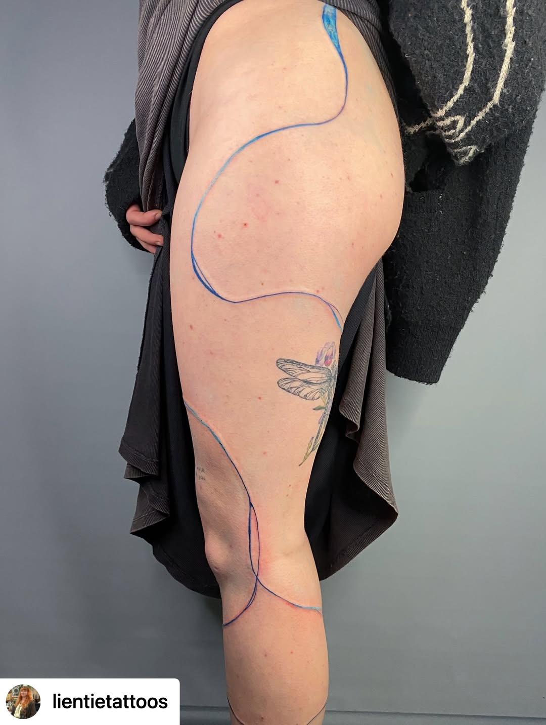 ⢠@lientietattoos A fun abstract tattoo I did recently- this is a continuation of one on her back, which went from the nape of the neck to hip, and now goes all the way to the sole of her feet.
I tried to get the flow and energy of this one right, as she had a specific feeling of where it should twist and turn. So definitely an interesting one to do!