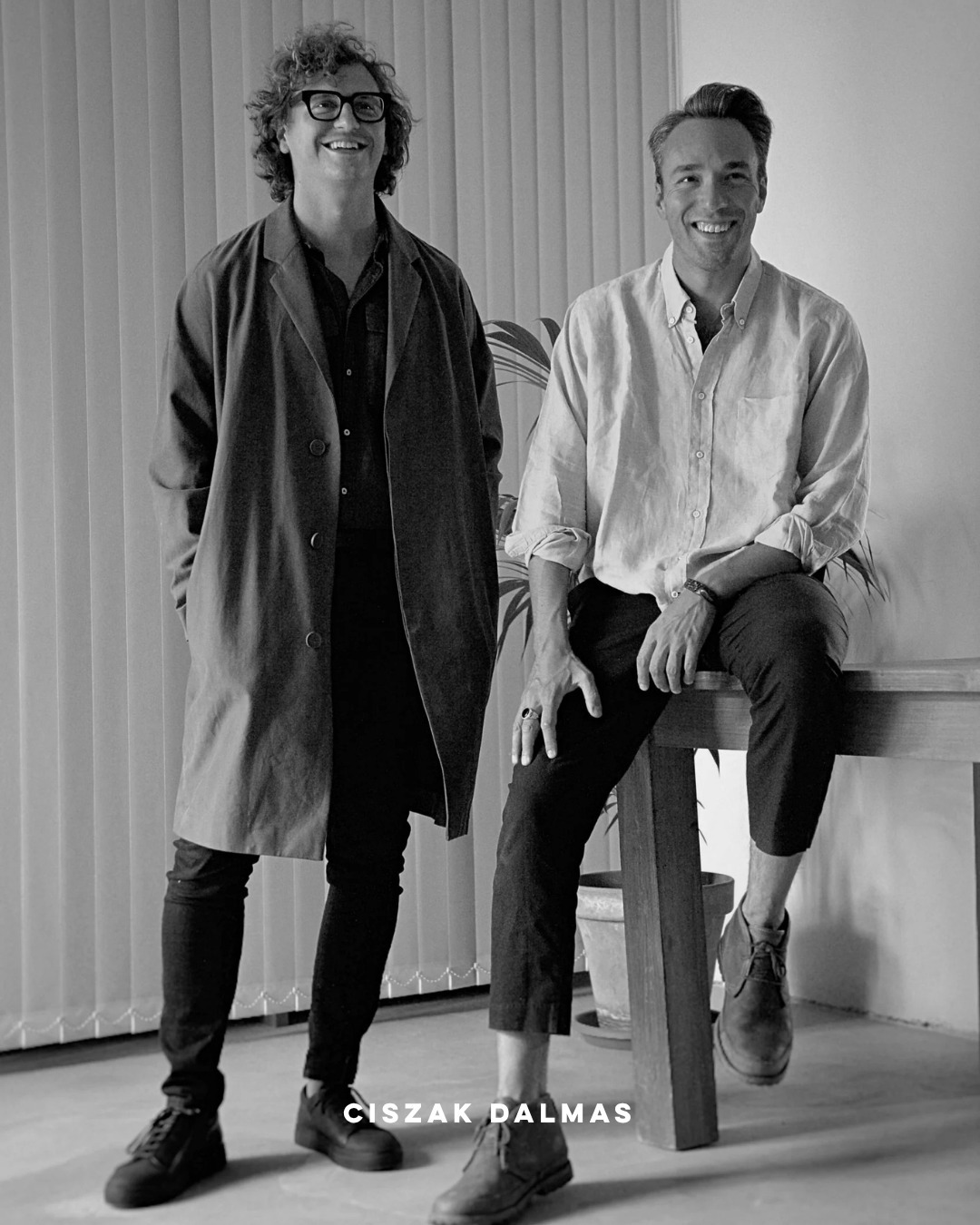O design como diálogo entre disciplinas.
O estúdio @ciszak_dalmas, fundado em Madrid em 2009 por Alberto Gobbino Ciszak e Andrea Caruso Dalmas — em parceria com o arquiteto Matteo Ferrari desde 2016 — move-se com naturalidade entre a arquitetura, o interiorismo, o design de produto e a direção de arte. Esta abordagem multidisciplinar, refinada em colaborações com marcas como Aesop, Camper, Loewe ou Zara, traduz-se em objetos onde o rigor técnico convive com uma sensibilidade quase poética.
O candeeiro Ambrosia, desenvolvida para a Marset, é o exemplo perfeito desta filosofia: nascida como peça única para uma boutique de luxo em Madrid, recupera a tradicional lâmpada linestra e transforma-a num sistema modular de linhas puras. Um segmento de luz quase plano, em alumínio, que se expande e adapta a qualquer espaço, preenchendo-o com uma iluminação suave e difusa.
Um design que demonstra que uma solução técnica e resoluta pode, também, ser profundamente poética.
ENG
Design as a dialogue between disciplines.
Founded in Madrid in 2009 by Alberto Gobbino Ciszak and Andrea Caruso Dalmas — in partnership with architect Matteo Ferrari since 2016 — Ciszak Dalmas moves fluidly between architecture, interiors, product design, and art direction. This multidisciplinary approach, refined through collaborations with brands such as Aesop, Camper, Loewe, and Zara, translates into objects where technical rigour coexists with an almost poetic sensibility.
The Ambrosia lamp, developed for Marset, is the perfect example of this philosophy: born as a one-off piece for a luxury boutique in Madrid, it revives the traditional linestra lamp and transforms it into a modular system of pure lines. A nearly flat segment of light, in aluminium, that expands and adapts to any space, filling it with soft, diffused illumination.
A design that proves a technical, resolute solution can also be deeply poetic.
Design by: @ciszakdalmas
Would you like more information? Send us a private message or visit design-minder.com