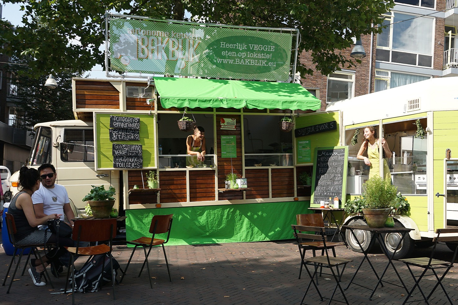 Wist je dat dit alweer het 15e festivalseizoen van Bakblik is? 🎉
Dat vonden we een mooie aanleiding om eens door de oude foto's te bladeren. Van de eerste festivals en markten tot de nieuwste evenementen, en van onze allereerste truck tot de hele Bakblik-familie van nu.
Bakblik begon 15 jaar geleden in Enschede, tegelijk met het culturele vulpunt @tankstati0n. Via Eindhoven, waar we samen met @barbistrocalypso en Bram prachtige jaren hebben beleefd, belandden we uiteindelijk in Limburg, waar we vandaag de dag nog steeds met veel plezier ondernemen.
Waar we ooit begonnen met één truck, rijden we inmiddels rond met de twee originele Bakblik-bussen, onze Big Betty en de kleine Piaggio.
Honderdduizenden gasten, honderden evenementen, heel veel wraps, burgers en mooie ontmoetingen later staan we nog steeds met net zoveel plezier achter het luik.
En stilzitten doen we nog altijd niet. Terwijl de trucks deze zomer weer door het land trekken, bouwen we ondertussen ook verder aan ons nieuwste project @tuinderijhetlandt. Een nieuw hoofdstuk, maar nog steeds met dezelfde liefde voor lekker eten en mooie ontmoetingen.
Hierboven een kleine selectie uit 15 jaar Bakblik. 📸❤️