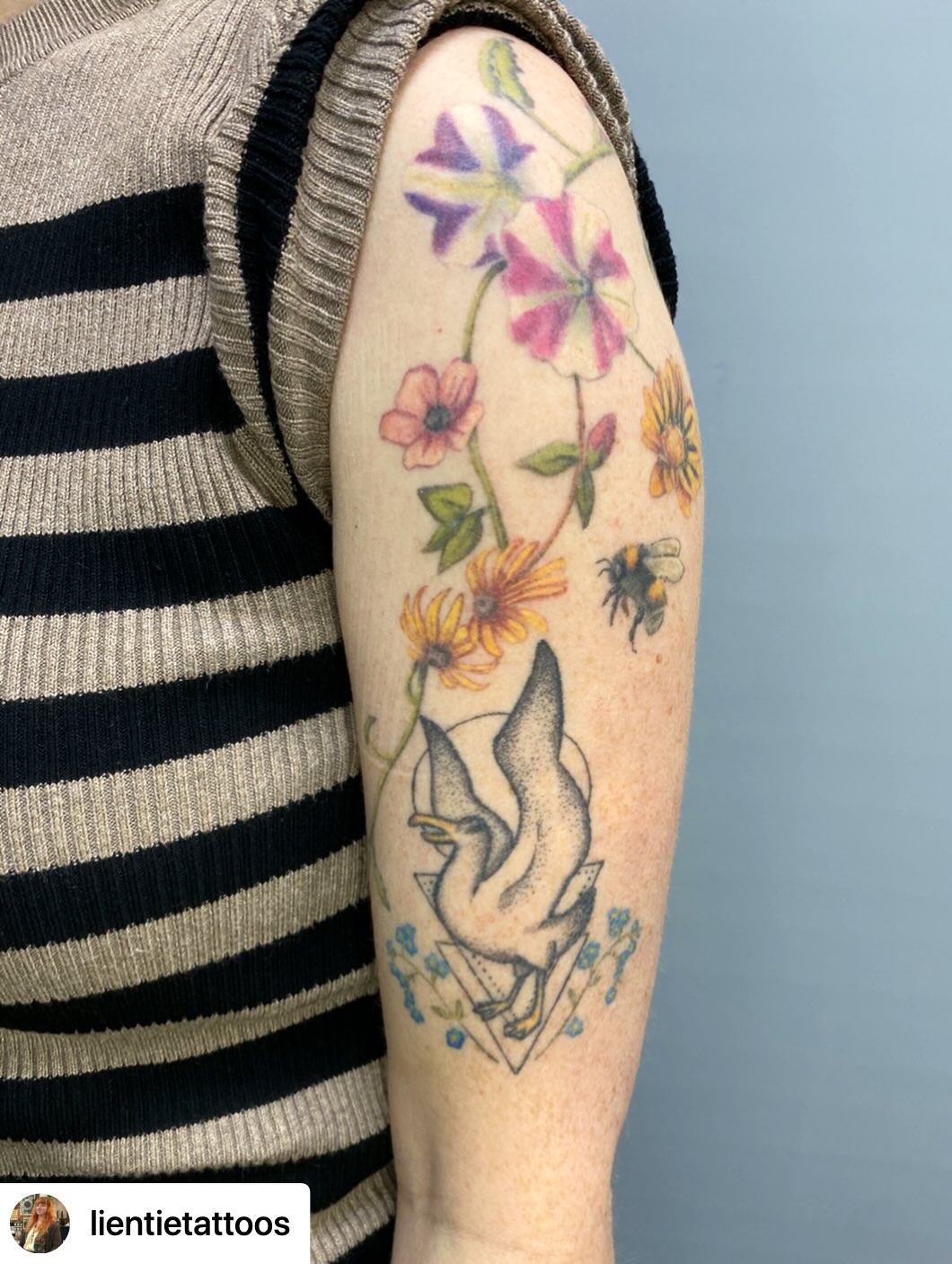 @lientietattoos Always good to get some healed tattoo pictures! Some flowers wrapping around a previous tattoo, plan is for more to go round the back of it too.
I love how soft the botanical tattoos look after theyāre healed for a while and settled in to the skin.
#tattoos #botanicaltattoo #healedtattoo