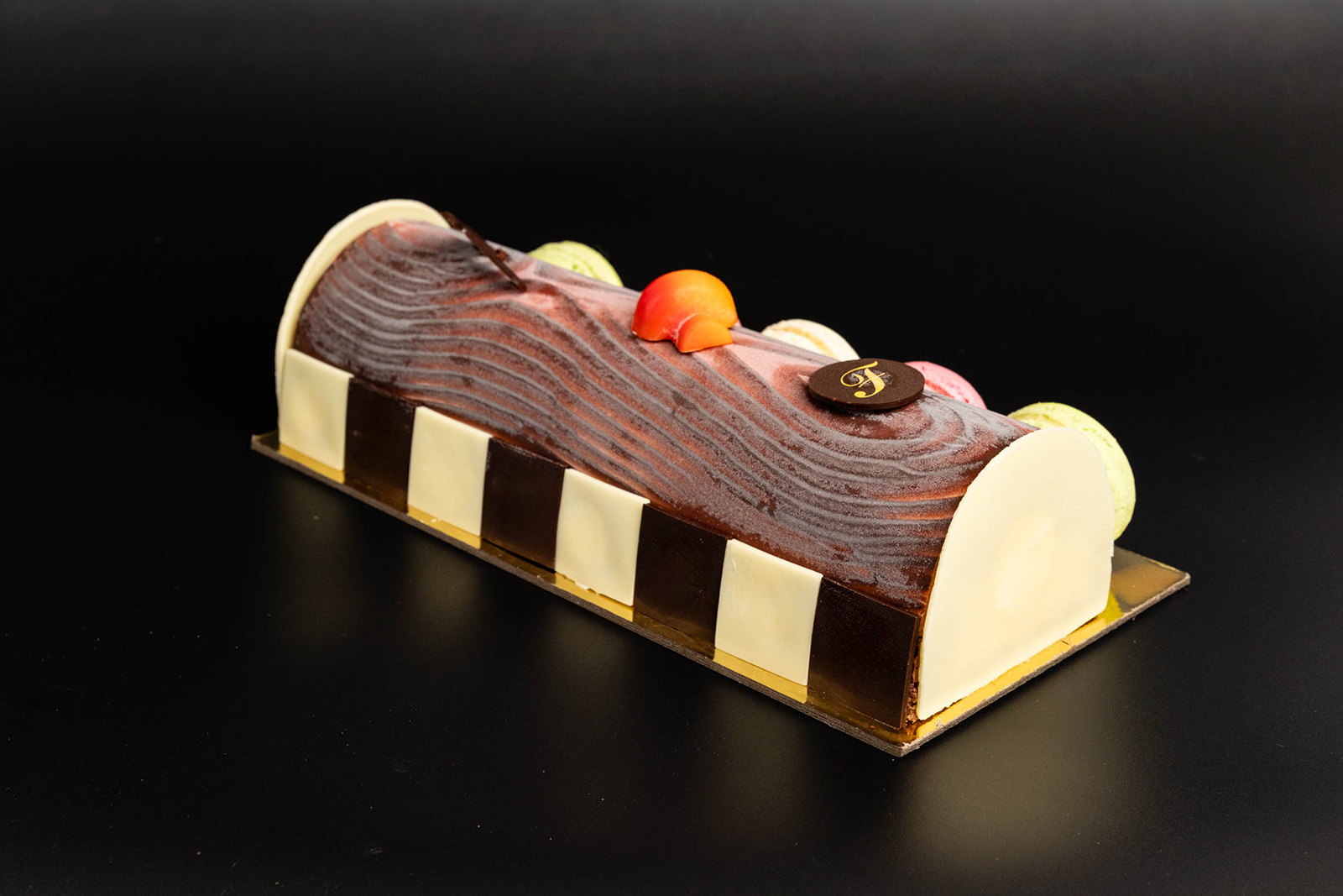 Madagascan Chocolate & Vanilla Log - some flavour combinations never go out of style.
Our Madagascan Chocolate & Vanilla Log layers rich single-origin dark Madagascan couverture mousse with silky Madagascan vanilla bean cream, flourless hazelnut chocolate cake and a delicate macaron finish.
Deep chocolate, fragrant vanilla and toasted hazelnut come together in a dessert that’s as elegant as it is indulgent.
Available now and ready for your next celebration, dinner party, or simply because you deserve something exceptional.