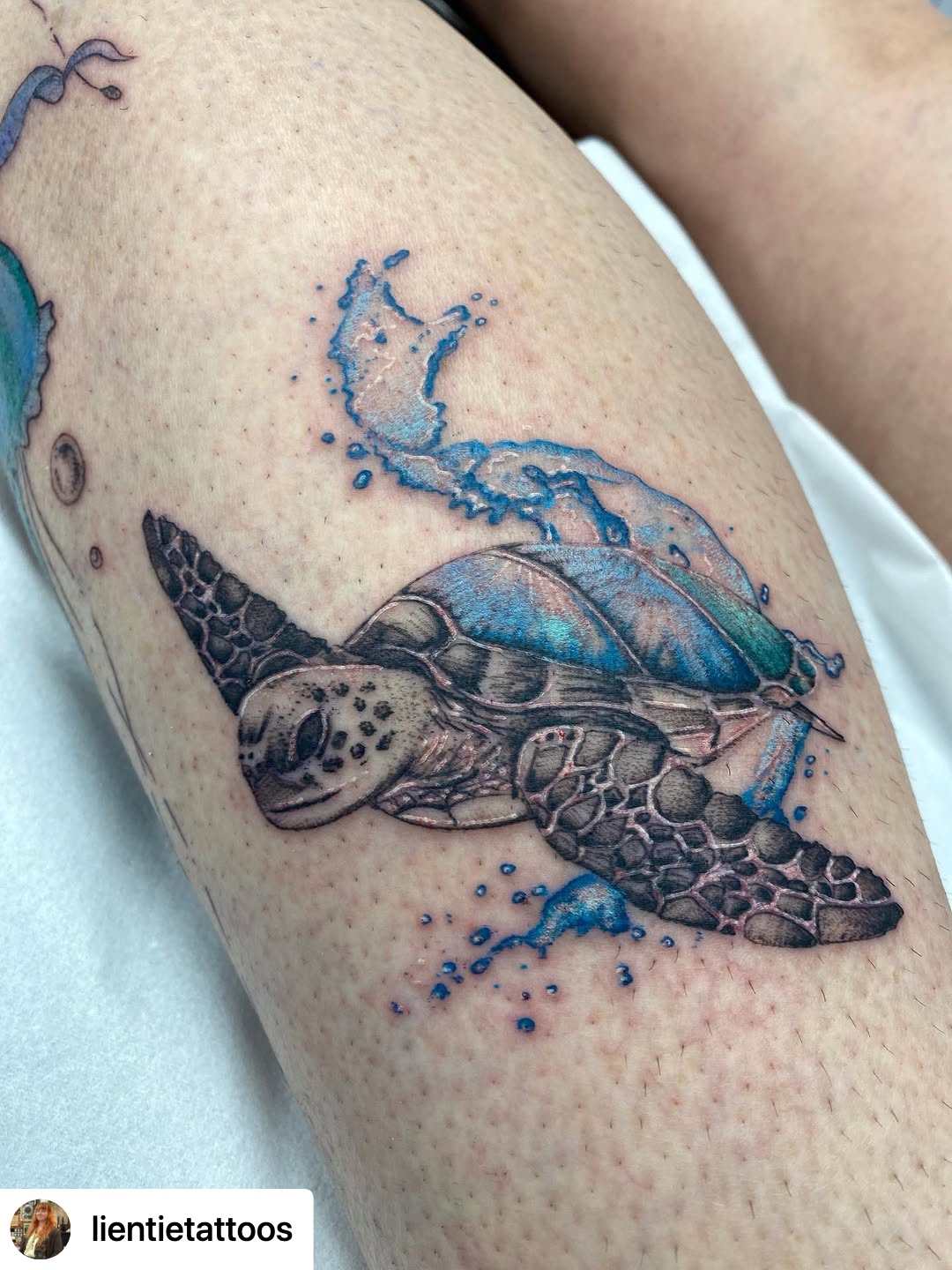 @lientietattoos A black and grey/watercolour mix turtle tattoo from the other day! Was fun to mix the styles, especially to do the water splash.
#tattoo #watercolourtattoo #tattooartistuk