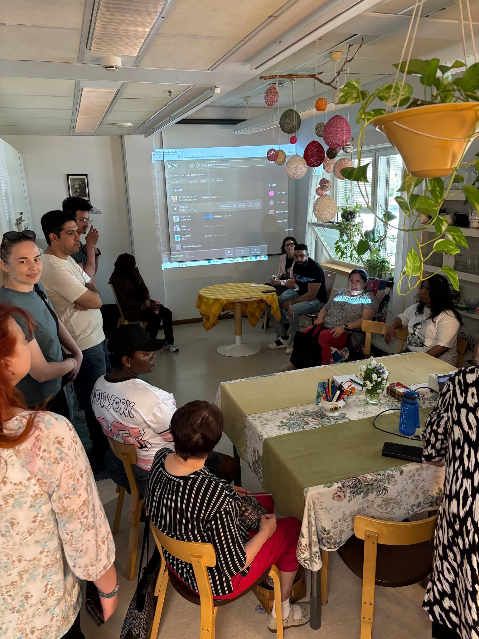 Huomenna 18.6. taas nähdään Kultturikahvilassa Yhteisötalo Satamassa, tule mukaan!
See you again tomorrow, 18 June, at the Cultural Café at Yhteisötalo Satama – come join us!
Увидимся снова завтра, 18 июня, в Культурном кафе в Yhteisötalo Satama — присоединяйтесь!
#jomoni #yhteisötalosatama #Joensuu #kulttuurikahvila