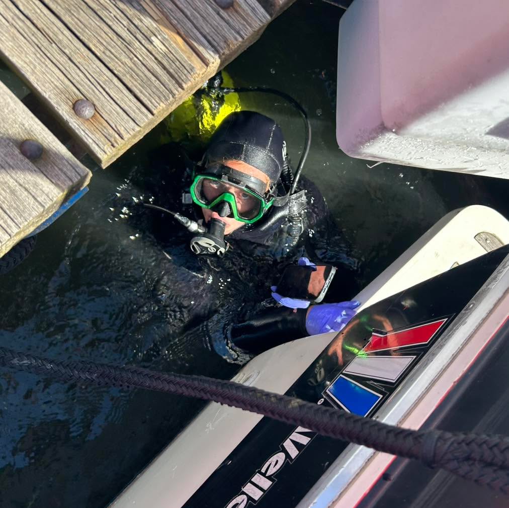 Finding a phone in a tight spot yesterday.
.
.
#recoverydiving #lakestclair #greatlakesstate #detroitriver #stclairshores #clintonriver #harrisontownship #boattown #algonac #stclair #metrobeach #michiganboating #puremichigan #michiganmarinas #metaldetector #safeharbormarinas #boatmichigan