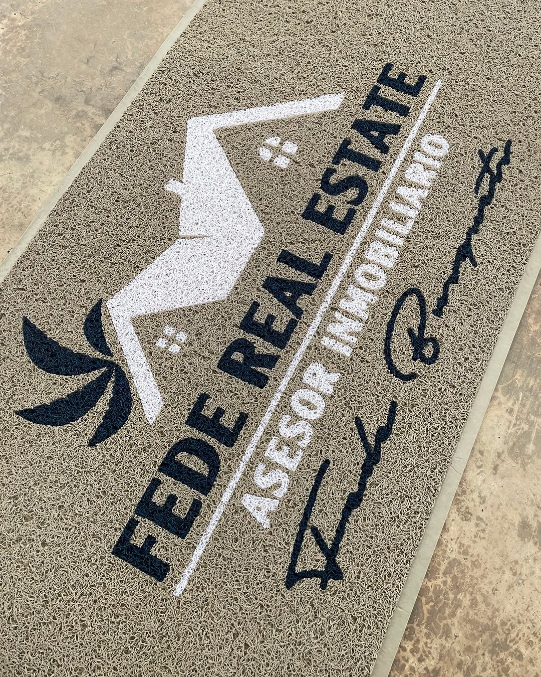 Supermat™: calidad que pisa fuerte.
#alfombras #tapetes #alfombraspersonalizadas #alfombrasconlogo #entrancemats #logomats #supermat #supermat500