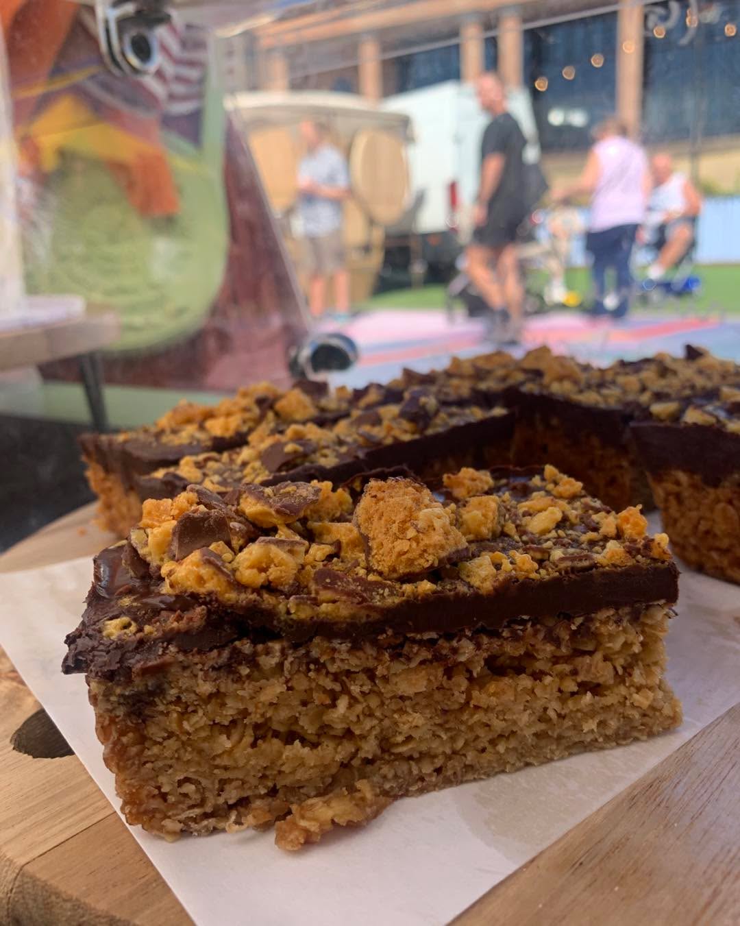 A busy little start and phew it’s a warm one today 🥵
We’re in our usual spot at the Quayside with an array of baked goods to satisfy that sweet tooth.
We have our usual popular faves plus some new flavours….
Choc orange Brookie
Cheesecake pots - banoffee pie flavour, Hazelnut or Rhubarb Crumble
Flapjacks - Galaxy Cookie Crumble or ‘Crunchie’ style
Cookie slices - Red Velvet Oreo and Biscoff combo and ‘Snickers’ style
Cake - coconut and lime
Deep Dish Cookies - Mars style, Jam on Toast
See you soon 💚🌱
#vegannewcastle #quaysidenewcastle #newcastlevegan #veganmarket #brownies #veganbrownies #northeastvegans