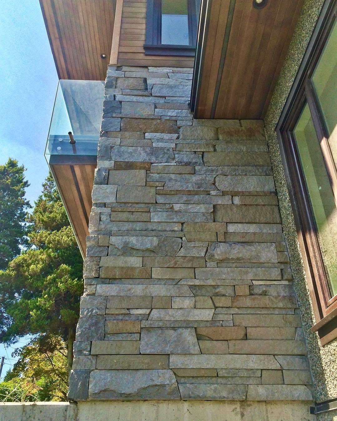 Friday and things are looking up for the weekend!
#masonry #masonrywork #stonework #stone #stoneveneer