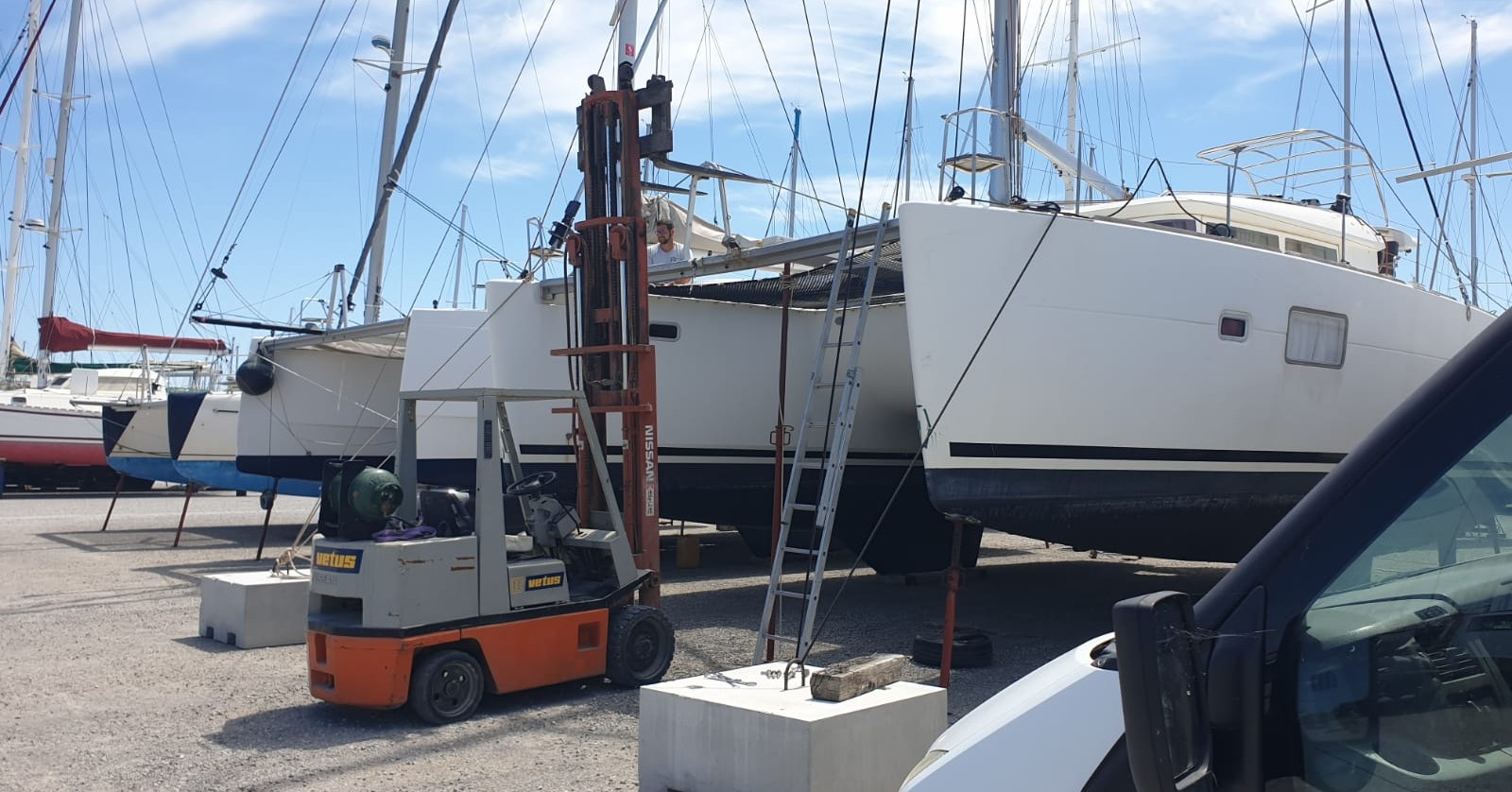 “Catazur“ Lagoon 400 ☀
••
Remplacement de poutre avec martingale 🏗️
•
•
•
#Nautisme #EquipementBateau #Boatlifestyle #Yachtlifestyle #Portsaintlouisdurhone #boat #sun #boatlife #rigginglife #sailinglife ✨⛵