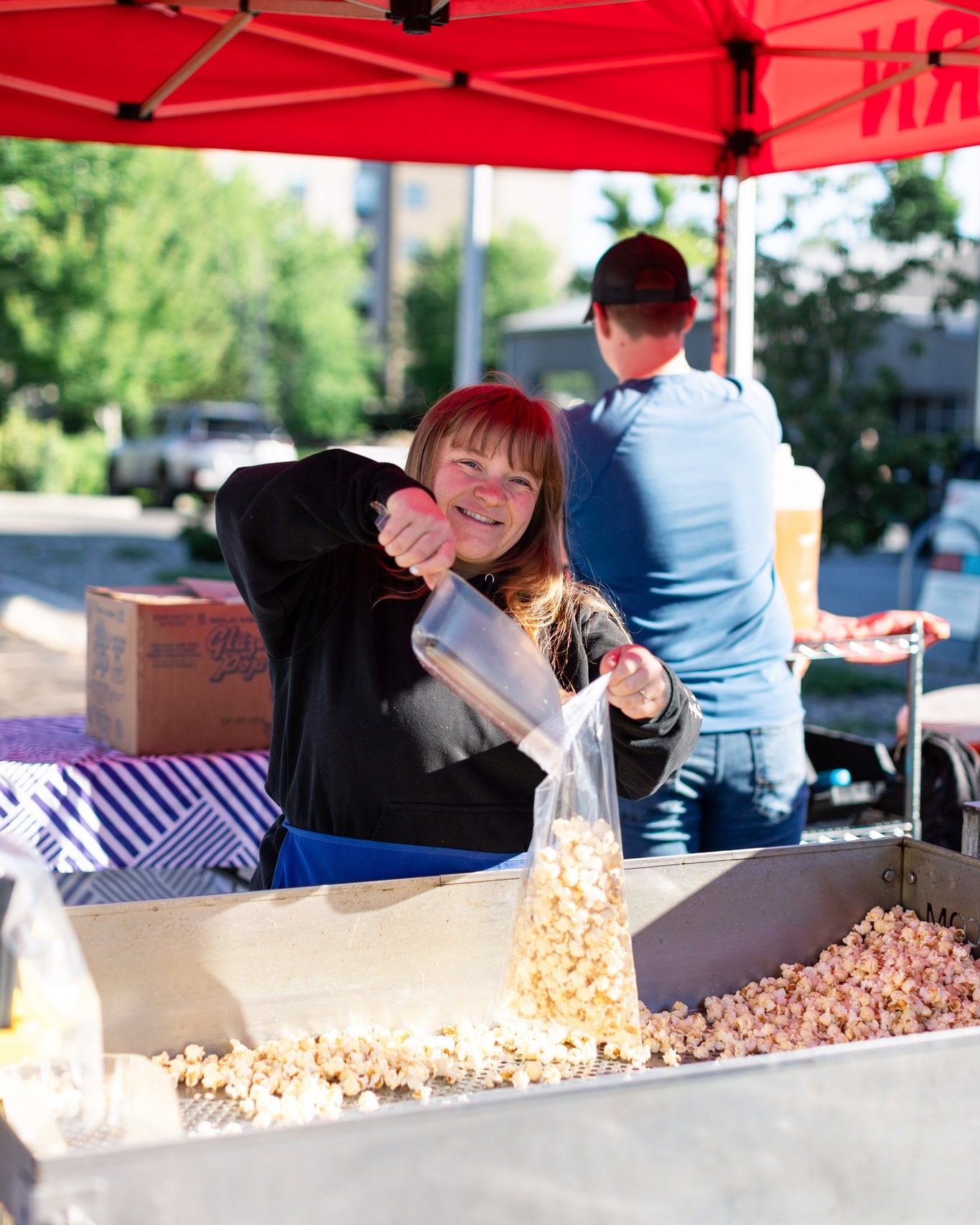 Cascade Kettle Corn is a locally owned business producing fresh small-batch kettle corn, using their traditional family recipe. Owned by Glenn Carlson, but most often manned by his son and daughter-in-law, Johan and Brooklyn. It is The stop at the Market for the classic Sweet-and-Salty crunch of this wonderful fresh popped Kettle Corn. #PopitUp #VendorSpotlight #marketlife with @solaritycreditunion
๐ธ by @nataliasheartphotography