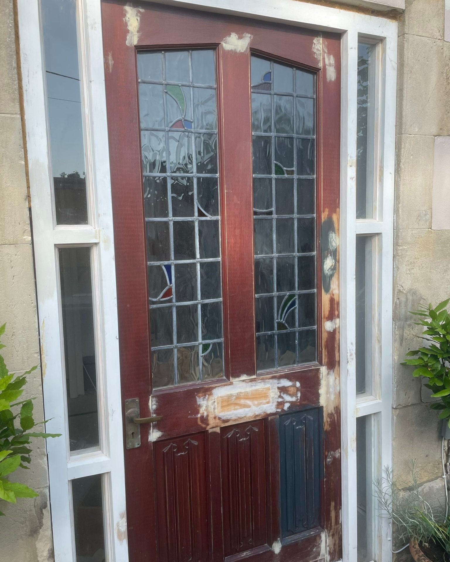 A couple of photos from today's job ☀️
I was out early this morning trying to beat the heat, and get as much done as possible before it got too hot. Now the prep's done, they're ready for an undercoat.
After seeing the work I did on her kitchen, my client asked if I'd give her front door and porch a refresh too.
It's not usually what I do, but a change is as good as a rest, and it keeps things fresh. Painting starts early tomorrow, before the sun gets too enthusiastic! 😅🤍
#relovedbyjo #homemakeover #frontdoorrefresh #porchmakeover #paintedhome #curbappeal #beforeandafter #countryhome #cotswoldstyle #wiltshirebusiness #malmesbury #supportlocal #homeimprovement #interiorandexterior #smallbusinessuk