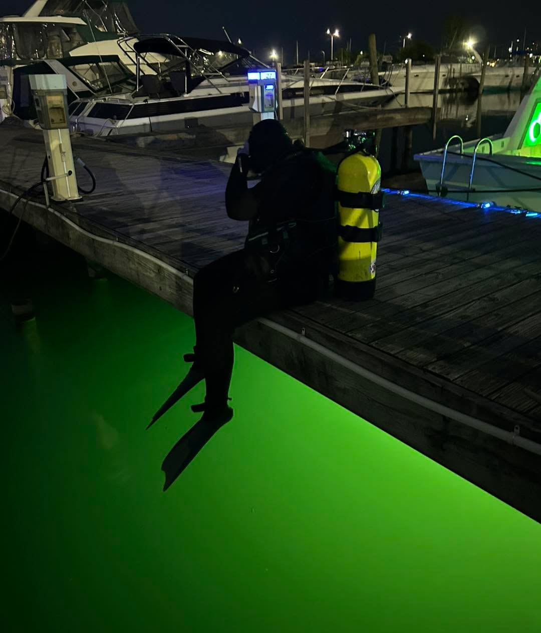 An evening dive for a phone is always a fun time.
.
.
#recoverydiving #lakestclair #greatlakesstate #detroitriver #stclairshores #clintonriver #harrisontownship #boattown #algonac #stclair #metrobeach #michiganboating #puremichigan #michiganmarinas #metaldetector #safeharbormarinas #boatmichigan
