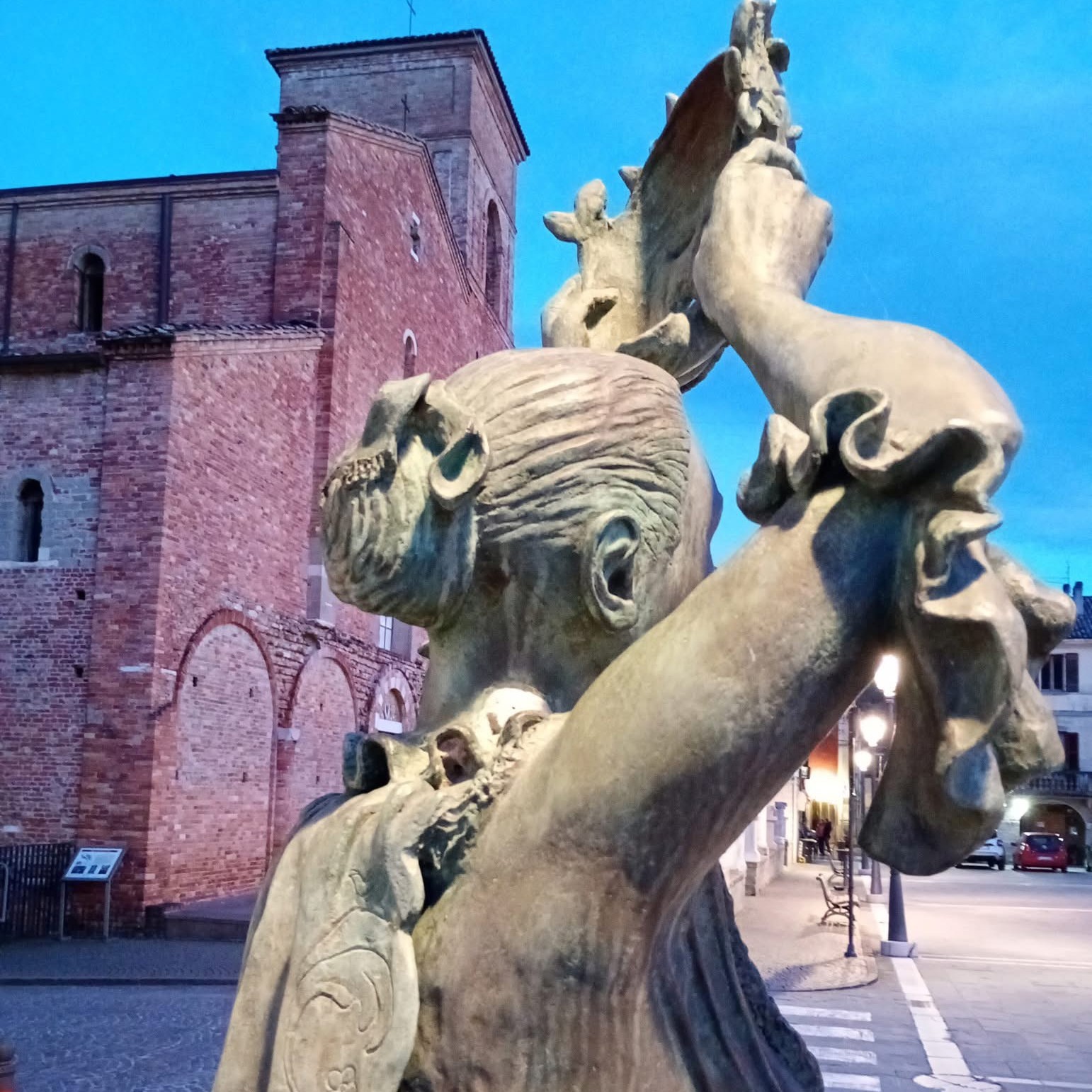 ESAMI DI STATO 2026: COMPLIMENTI AI RAGAZZI DEL MARCONI! 🎓
Oggi si sono concluse le prove dell'Esame di Stato e, per voi ragazzi, inizia ufficialmente il futuro.
Abbiamo camminato al vostro fianco durante tutto il percorso scolastico e oggi non potremmo essere più fieri del traguardo che avete raggiunto.
Siete la classe , dopo i pionieri ( primi diplomati dello scorso anno) che ha concluso il percorso di studi tecnici diplomandovi come periti tecnici con indirizzo in Meccatronica
E adesso? Che la vostra strada continui sui libri all'università o che decidiate di mettervi in gioco subito nel mondo del lavoro, ricordate sempre una cosa: l'importante è scegliere con consapevolezza.
Siate voi i veri registi del vostro domani.
In bocca al lupo da tutta la nostra Associazione Imprenditori
Vi auguriamo ogni successo.
Conquistate il mondo ma sostenete la nostra Valle del Savio
#Maturità2026 #Diploma #Marconi #AssociazioneImprenditori #Lavoro #Università #Successo