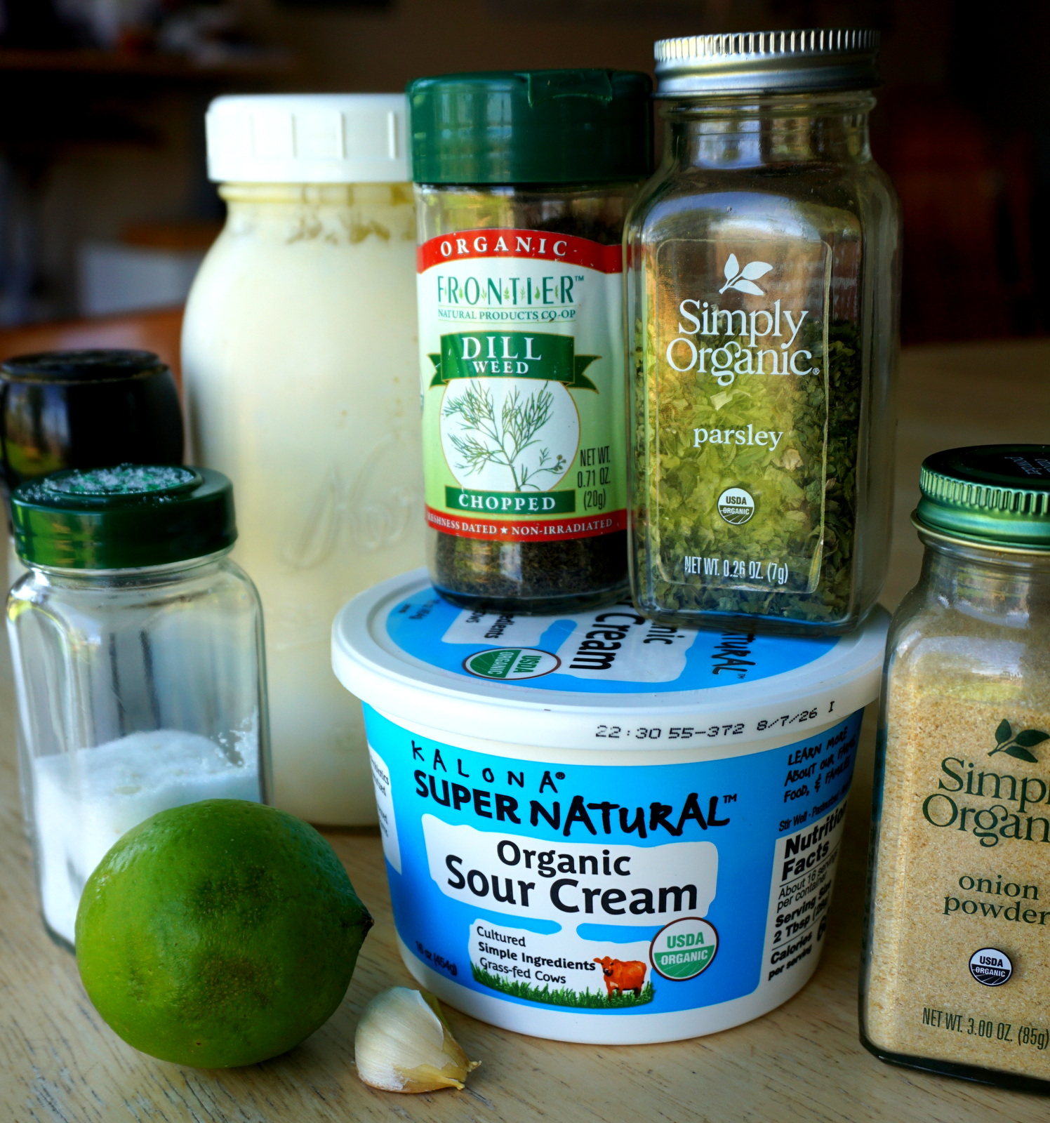 👩🌾🥗🍶HOMEMADE PROBIOTIC RANCH DRESSING: Storebought ranch dressing is loaded with unhealthy soy/canola oil, with a dash of MSG. Not for my family! Here's the recipe I've used for over 10 years, to give my family all the yumminess plus a boost of probiotics!
PROBIOTIC RANCH DRESSING AND DIP
Ingredients:
*1 cup full-fat sour cream
*1/2 cup raw milk kefir (buttermilk or plain whole milk yogurt could be substituted, but milk kefir gives the best flavor and nutrition)
*1 Tb fresh lemon or lime juice (a lemon reamer works great for getting more juice from every lemon)
*1 med garlic clove, pressed (or substitute 1/4 tsp garlic powder)
*1/2 tsp dried parsley
*1/2 tsp onion powder
*3/4 tsp salt
*1/4 tsp freshly ground pepper
*1/4 tsp dried dill
Full recipe and tips are here 👇👇👇: https://www.nourishedandnurturedlife.com/post/homemade-ranch-dressing-and-dip