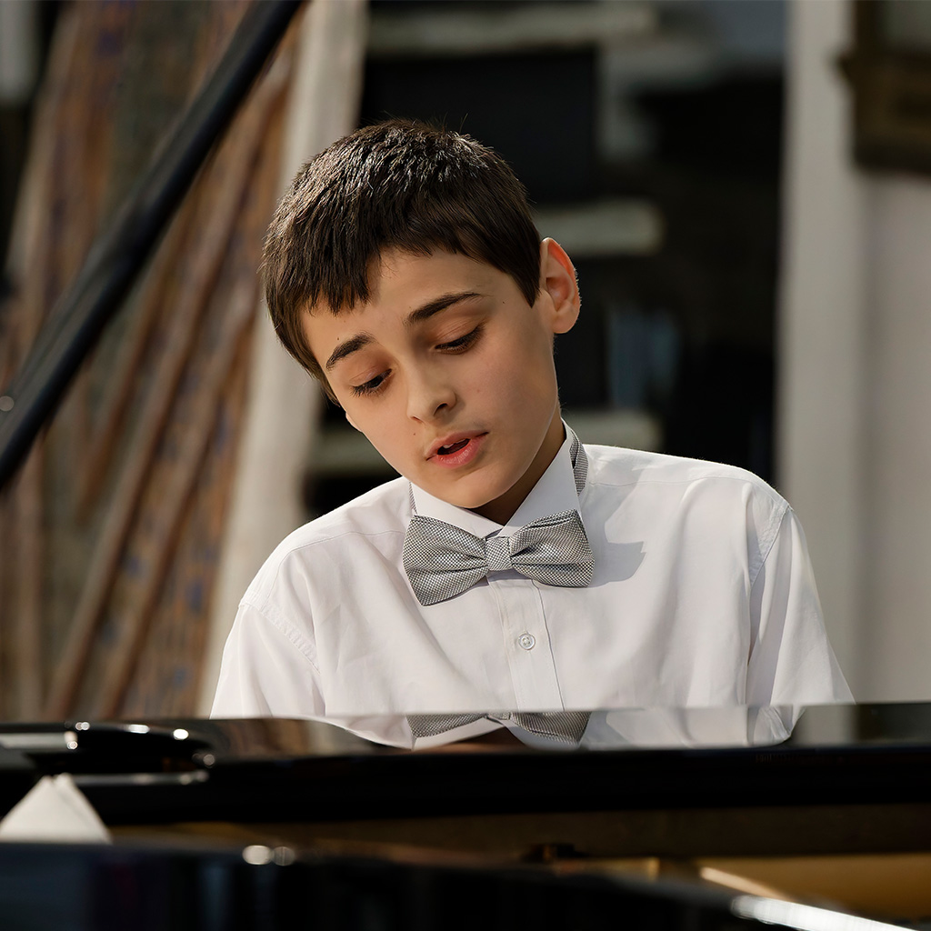 🎹 Ein außergewöhnliches Talent kommt zu KlangBlickMomente 2026: Pianist Antonio Pavan!
Pianistisches Wunderkind aus Treviso, Gewinner des „Jeune Chopin"-Wettbewerbs 2024 unter dem Juryvorsitz von Martha Argerich – und ein junger Künstler mit großem Herz: Er spielt für Patientinnen und Patienten im Krankenhaus und unterstützt jedes Jahr kranke Kinder mit eigenen Spenden. Musik, die von Herzen kommt. 💛
🎟️ Sichern Sie sich jetzt Ihre Tickets für KlangBlickMomente 2026 im Großen Saal des Mozarteums – Link in der Bio!
---
🎹 An extraordinary talent is coming to KlangBlickMomente 2026: pianist Antonio Pavan!
A piano prodigy from Treviso, winner of the 2024 "Jeune Chopin" competition with Martha Argerich as jury chair – and a young artist with a big heart: he plays for patients in hospital and supports sick children every year with his own donations. Music that comes straight from the heart. 💛
🎟️ Get your ticket now for KlangBlickMomente 2026 at the Great Hall of the Mozarteum – link in our bio!
#Piano #Klavier #Mozarteum #Salzburg #charityevent #ClassicalMusic #LiveMusic #youngtalent