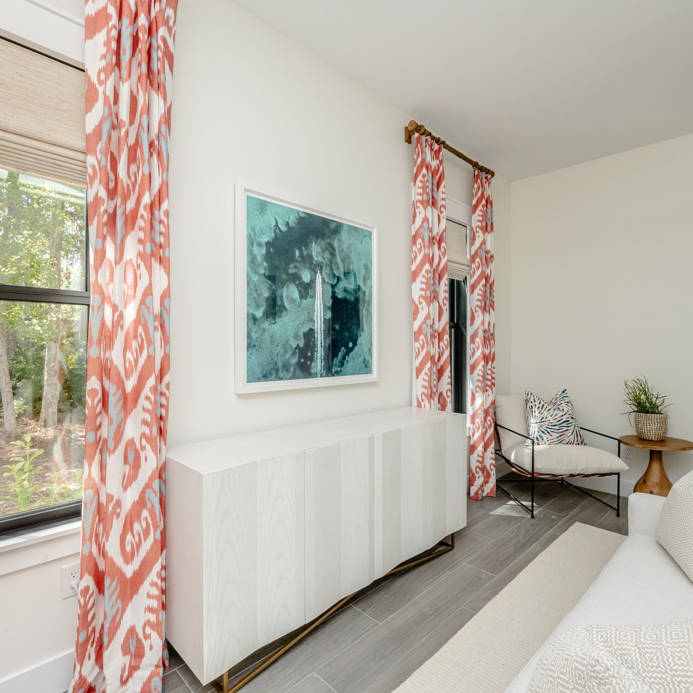 Rooted in Charleston charm and infused with coastal color, this bedroom strikes the perfect balance between sophistication and comfort. From the statement drapery to the serene palette, every detail was chosen to create a welcoming retreat.
Photo by @rutasmithphoto for @chdmag
#CharlestonInteriors #CharlestonDesign #BedroomInspiration #CoastalInteriors #InteriorDesign #LuxuryInteriors #SouthernStyle #GuestBedroom #HomeDesign #DesignDetails #HayesAndNashDesignCo #CoastalLiving #CharlestonHomes