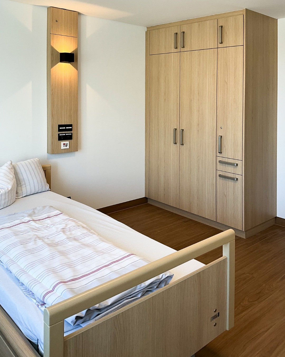 Für das Haus für Pflege und Soziales in Parsberg durften wir zahlreiche Bereiche individuell ausstatten. 🪵
Für insgesamt 64 Einzelzimmer und 13 Doppelzimmer fertigten wir unter anderem Bewohnerschränke, Mediensäulen, Garderoben mit Spiegel sowie Badschränke. Ergänzt wurde das Projekt durch maßgefertigte Empfangstheken, Backoffice Bereiche, Aufenthaltsräume und verschiedene Raumtrennlösungen mit Glastrennwänden und Schiebetüren.
Auch in der BRK Tagespflege entstanden individuelle Einbauten für Empfang, Büro, Ruheräume und Garderoben. Zusätzlich wurden die Personalumkleiden mit funktionalen und passgenauen Möbeln ausgestattet.
Ein umfangreiches Projekt, bei dem Funktion, Alltagstauglichkeit und eine angenehme Atmosphäre im Mittelpunkt standen. 💚
#SchreinereiWerthammer #HPSParsberg #Parsberg #Pflegeeinrichtung #Innenausbau #Objekteinrichtung #MöbelNachMaß #Schreinerei #Handwerk #Gesundheitsbau #Oberpfalz #Bayern