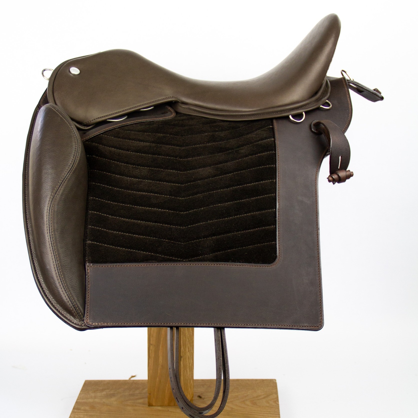 Olhe para esta sela!
For a classic traditional look with up to date saddle technology you need look no further than our Portuguese Relvas Fixed Block saddle.
Modelled on a Relvas type saddle with the more traditional chevron stitching on the suede element of the flap, it can be further customised to the your tastes and in the case Beige/Bronze Moc Croc on the cantle infill.
#Saddlery #wowsaddles #lusitanohorse