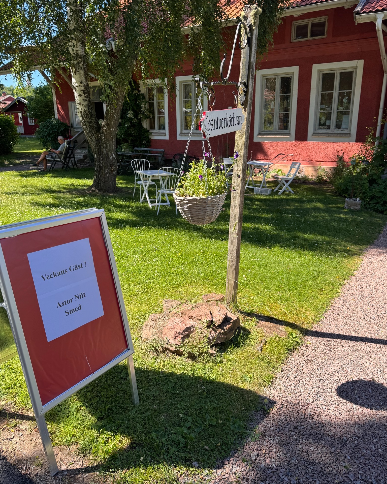 Vill bara highlight denna unge, lokala killen som är gästuställare i hantverkselvan denna veckan, Astor Niit!
Astor är från Hällekis och jobbar med järnsmide. Han tar fram gamla vackra modeller och intressanta föremål från förr.
Så roligt när den yngre generationen jobbar med traditionellt hantverk!
#falkangenkinnekulle #hantverkfalkangen #järnsmide #järnsmide