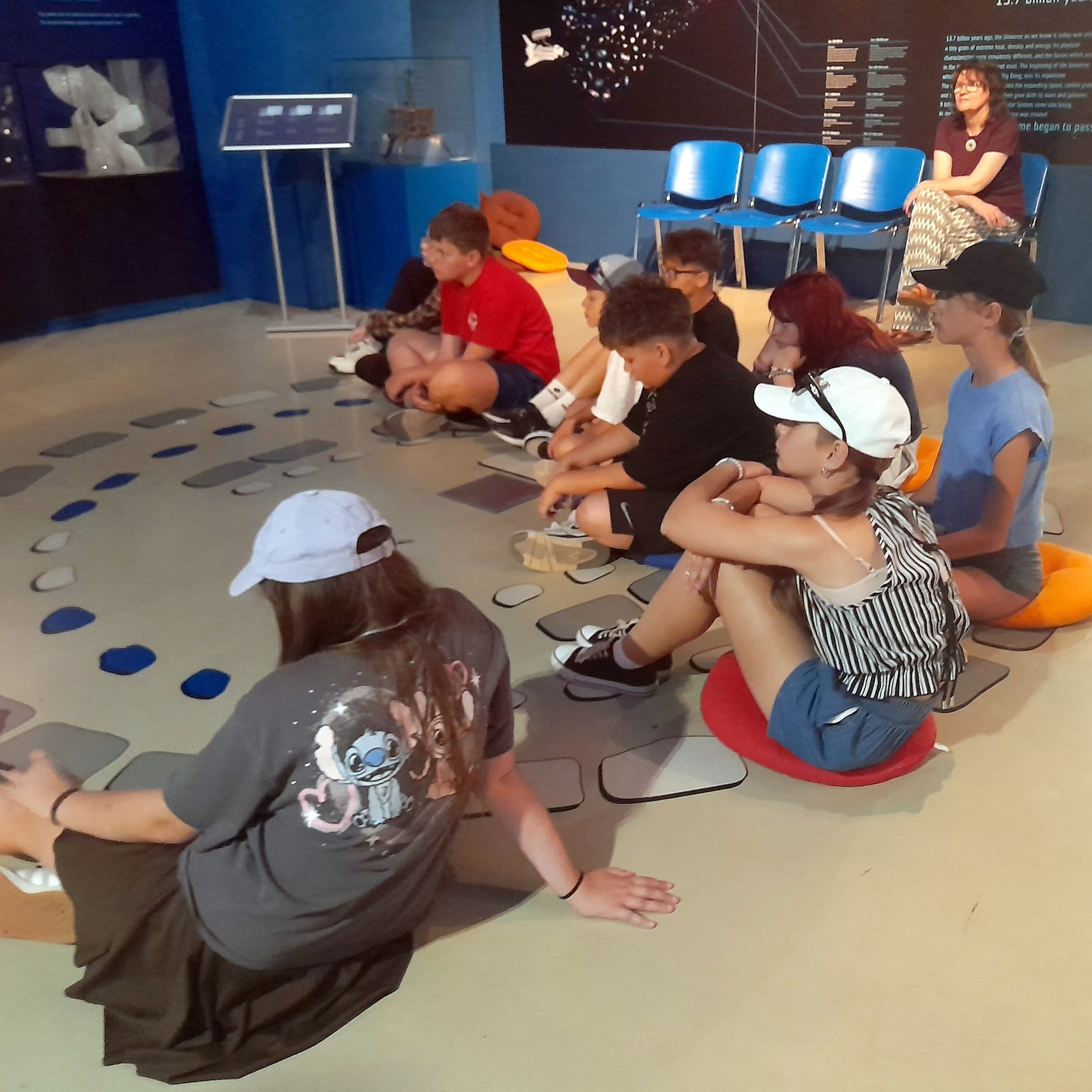 Výlet 5. B do Expozice času ve Šternberku
V úterý 23. června se třída 5. B vydala na školní výlet do Expozice času ve Šternberku. Čekal nás zajímavý program "Cestování časem", během kterého jsme se mohli seznámit se všemi exponáty hodin v muzeu.
Během prohlídky jsme se dozvěděli, jak se postupně vyvíjely hodiny od těch nejstarších až po moderní atomové hodiny. Zaujaly nás různé druhy hodin, modely vesmíru i zajímavosti o tom, jak vznikaly kalendáře nebo jak se měřil čas v různých obdobích lidské historie. Pozornost vzbudila i informace, že 12. srpna 2026 nastane mimořádný úkaz, kdy bude v České republice pozorovatelné velmi výrazné částečné zatmění Slunce.
Výlet jsme si všichni užili, odvezli jsme si spoustu nových informací i hezkých zážitků a příjemně jsme strávili jeden z posledních dnů tohoto školního roku.
Mgr. Soňa Langerová