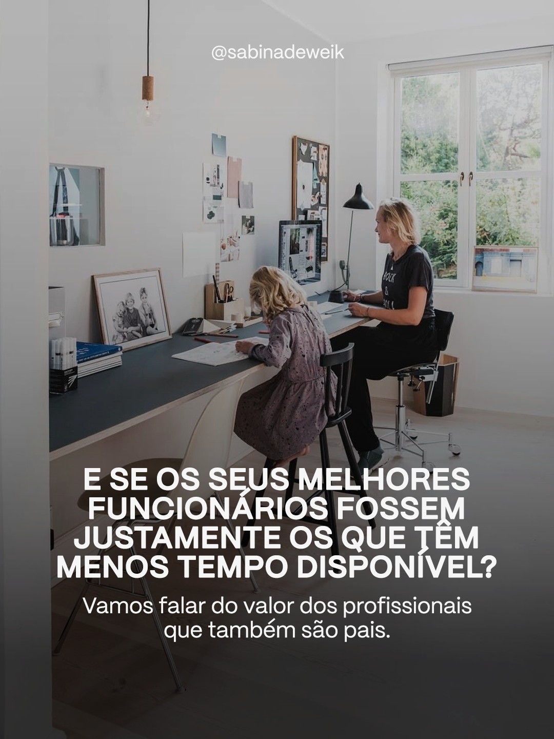 Durante muito tempo, confundimos performance com disponibilidade. 🔀
Celebramos quem chegava antes, saía depois e respondia mensagens a qualquer hora. Como se isso fosse sinônimo de valor
Mas, a IA está desmontando essa lógica. Se máquinas assumem cada vcez mais as tarefas operacionais, a vantagem humana não está mais em trabalhar mais horas, mas em saber onde colocar atenção, energia e discernimento.
E há um grupo que treina essas competências todos os dia: pais e mães.
Eles aprendem na prática, a priorizar o essencial, lidar com imprevistos e fazer escolhas difíceis o tempo todo.
Talvez tenha chegado a hora de pararmos de enxergar a parentalidade como uma interrupção de carreira e começarmos a reconhecê-la como uma das experiências mais intensas de desenvolvimento de habilidades humanas.
Será que as empresas já aprenderam a reconhecer esse valor?
#SabinaDeweik #comportamento #trabalho