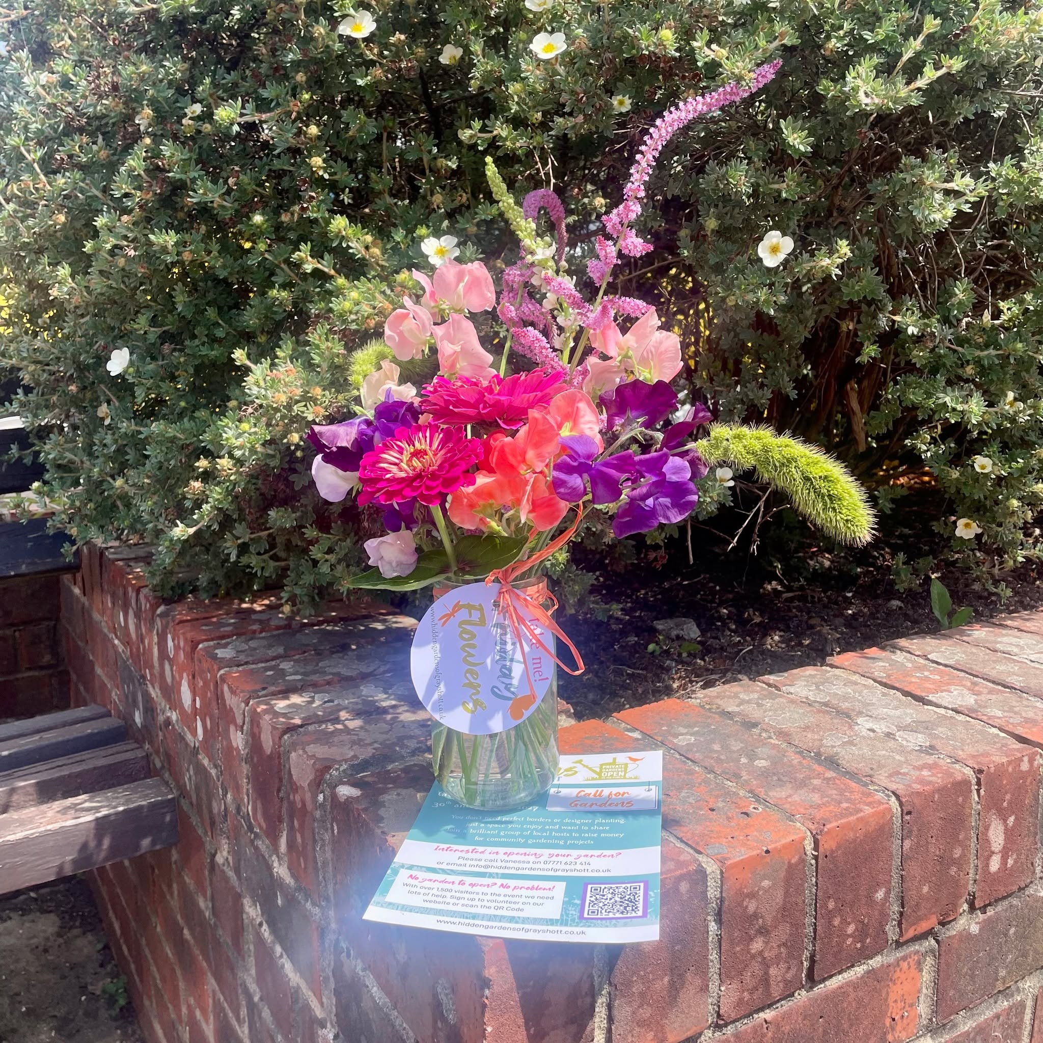 Happy Friday Flowers! If you manage to grab this gorgeous bunch, please tag us in your post #happyfridayflowers #hiddengardensofgrayshott