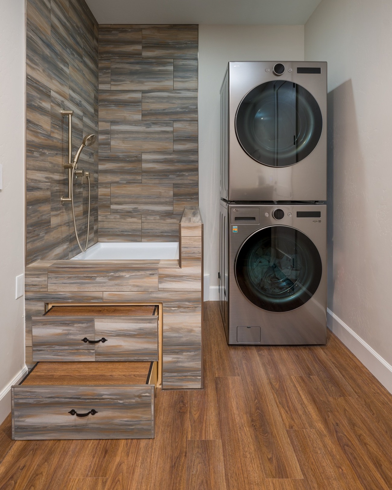 Because every member of the family deserves a little luxury. 🐾
This built-in dog washing station makes cleaning up after muddy adventures simple, convenient, and a lot more enjoyable—for both you and your four-legged companion.
#DogWashStation #PetFriendlyHome #LuxuryLiving #CustomHome #HomeDesign #ModernHome #MountainLiving #PetFriendly #DogLovers @bwdconstruction