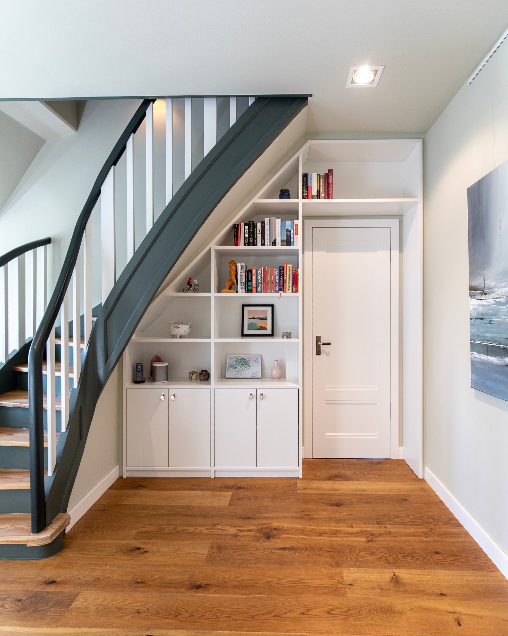 Unauffällig. Zeitlos. Passgenau.
Dieses maßgefertigte Regal nutzt den Raum unter der Treppe und über der Tür bis ins Detail aus. Die schlichte weiße Oberfläche fügt sich nahtlos in das gemütliche Landhaus-Ambiente ein und schafft zusätzlichen Stauraum, der wirkt, als wäre er schon immer Teil des Hauses gewesen.
#regal #stauraum #landhausstil #zuhause #holzhochzwei