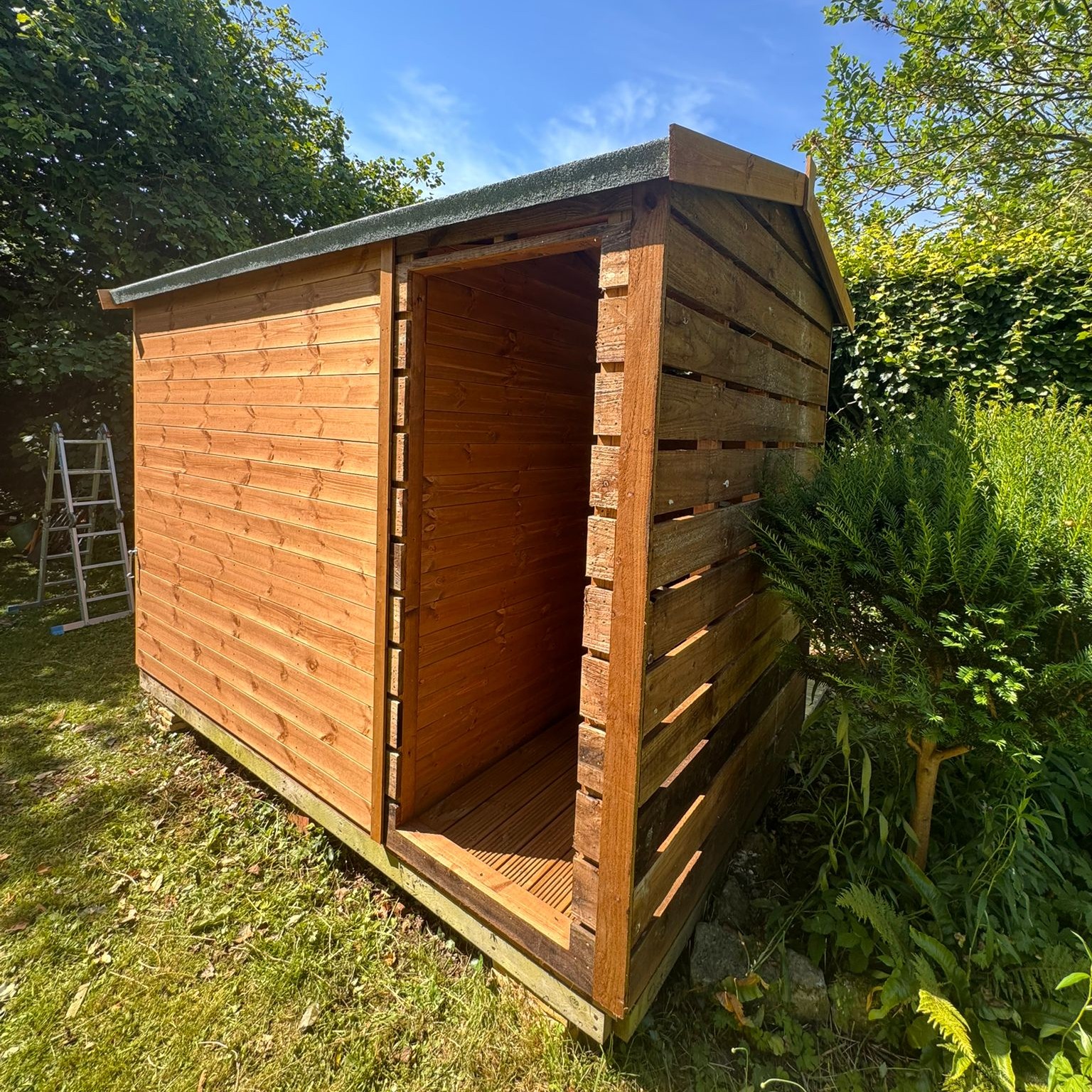 10' by 6' Apex Shed/ Log store combi build
Clad in 12mm thick TGV
Double doors
Installed on customers decking base
Well done Team! 👏🌞
www.halstocksheds.co.uk