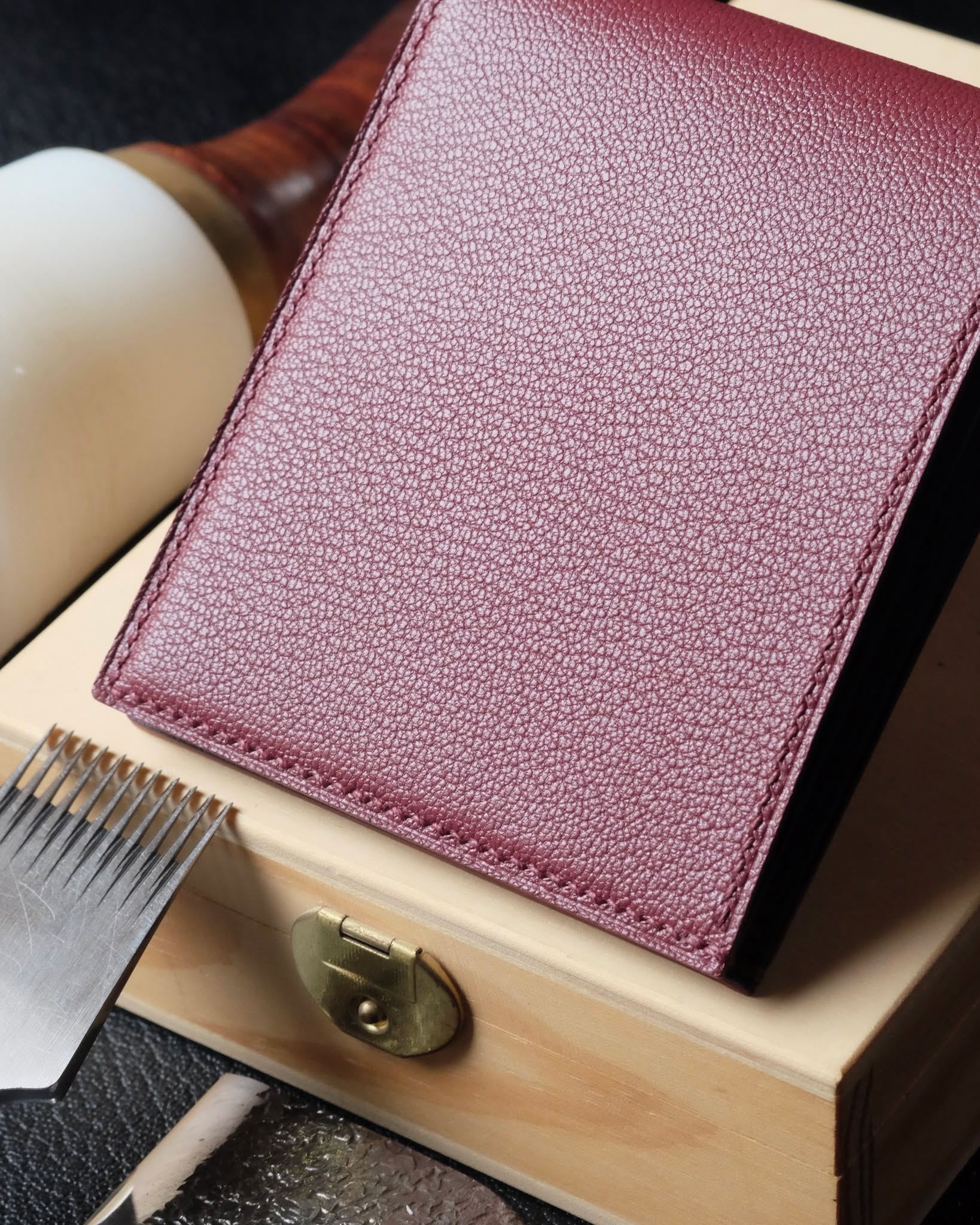 🇧🇪🖐🏻 Bespoke Wallet
•
Portefeuille no. 30 entièrement fait main et cousu main en cuir de chèvre bordeaux, intérieur en cuir de veau lisse Baranil marine, fil de lin burgundy, peinture des bords bordeaux et initiales en or véritable 22k.
•
#atelierdecoster #decoster #artisan #handmade #handstiched #handmadeinbelgium #madeinbelgium
•
#handmadewallet #bespokewallet #customwallet #handmadeleatherwallet
•
#goatleather #frenchgoatleather #sullyleather #sullygoatleather