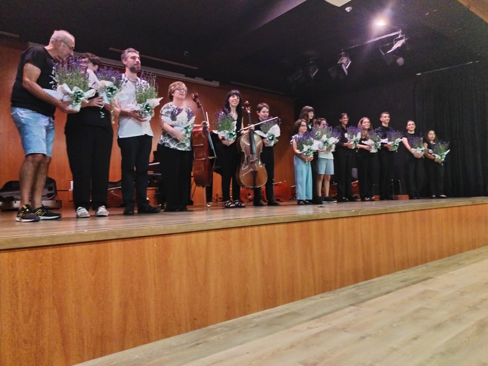 Verán Soncello non son só clases: É unha experiencia musical completa. Durante a semana disfrutarás de:
-Concertos do profesorado e do alumnado abertos ao público (máis información en breve)
-Obradoiros sobre aspectos específicos do estudio do violoncello
-Encontros e charlas
-Orquestra ou colectivas de violoncellos
…E cómo non, a nomeada gymkana de Andrea, a nosa monitora
¿Valo perder?
Inscríbete xa na nosa web
www.soncello.org
@Cultura Inquieta Concello De Nigrán @ceepanxon