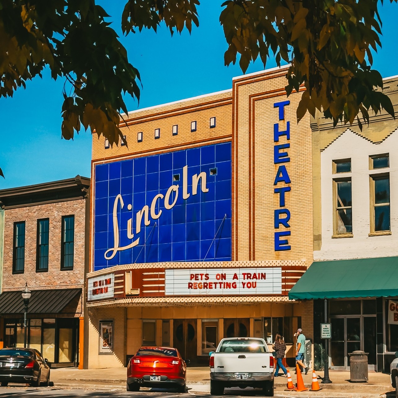 Catch a summer blockbuster and a sweet dose of nostalgia at the Lincoln Theatre in downtown Fayetteville! 🎬🍿
📍Fayetteville, TN
📸: Morrison Visuals