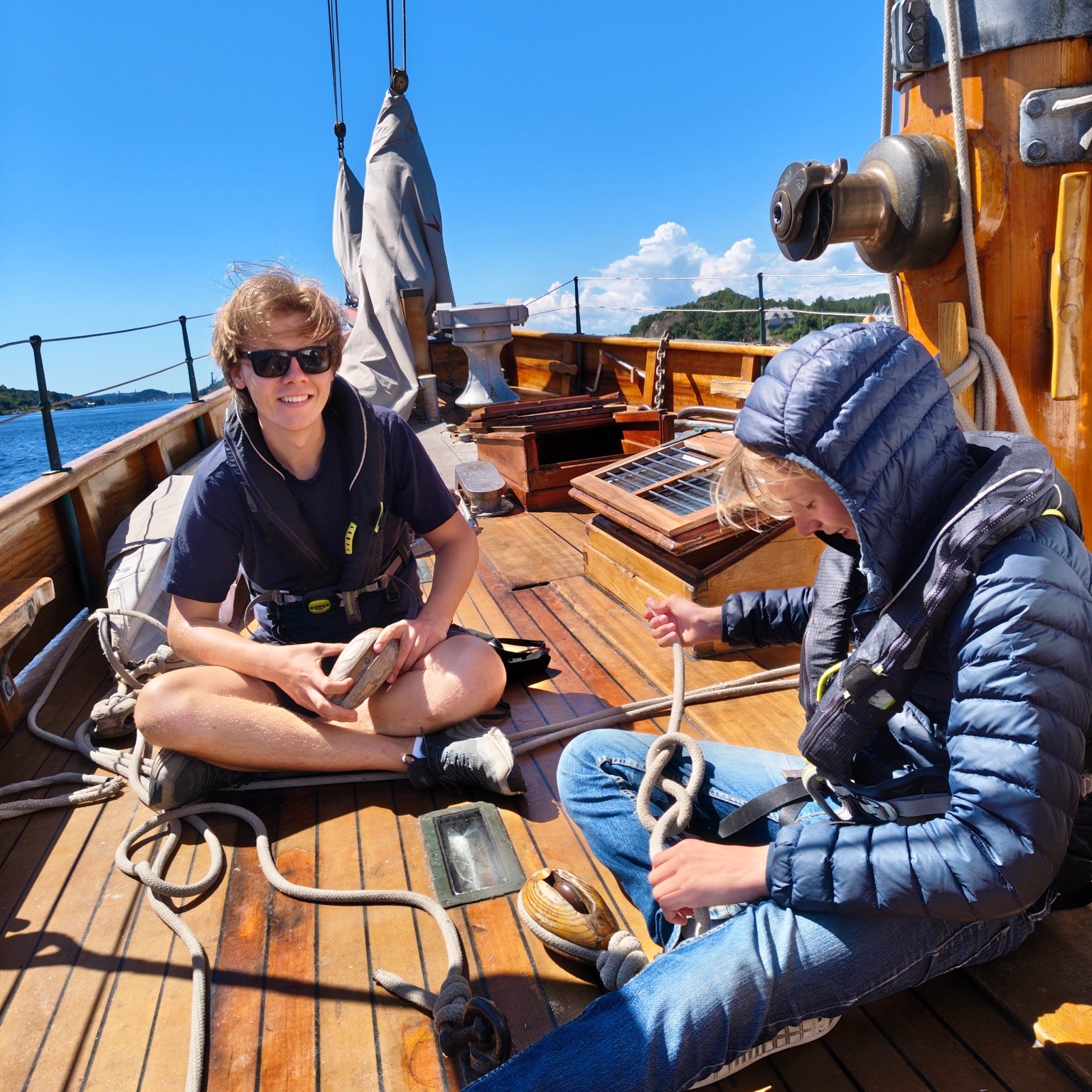Dag 5 av Sjøkorpstoktet startet sent om natten med besøk fra Neptun. Etter en sen morgen seilte vi via Arendal til Lillesand. Dagen avsluttet med bursdagsfeiring ombord 🎂
U-30 toktets ungdommelige vibber fortsetter. 👶⚓
#sjøkorpset #sommervibber #minnerforlivet #sparebankstiftelsen #livetpåmohawk
