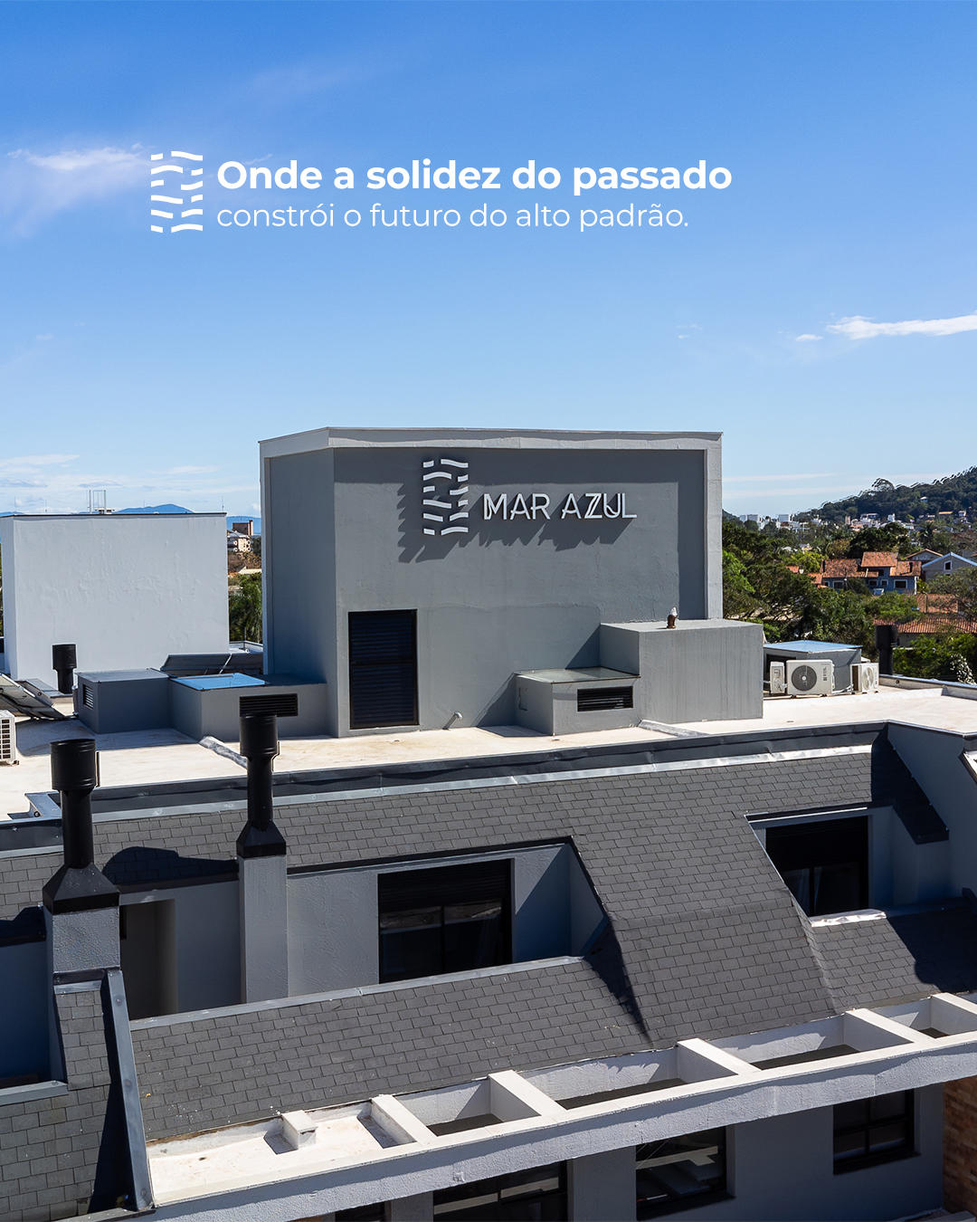 A solidez de uma história é o que torna possível construir o futuro.
Na Mar Azul, cada projeto nasce da experiência, do rigor técnico e do compromisso com a excelência. É esse legado que nos permite criar empreendimentos de alto padrão que unem arquitetura, inovação e qualidade em cada detalhe.
Porque o verdadeiro alto padrão não se constrói apenas com materiais. Ele é resultado de confiança, consistência e uma trajetória sólida que continua evoluindo a cada novo projeto.
