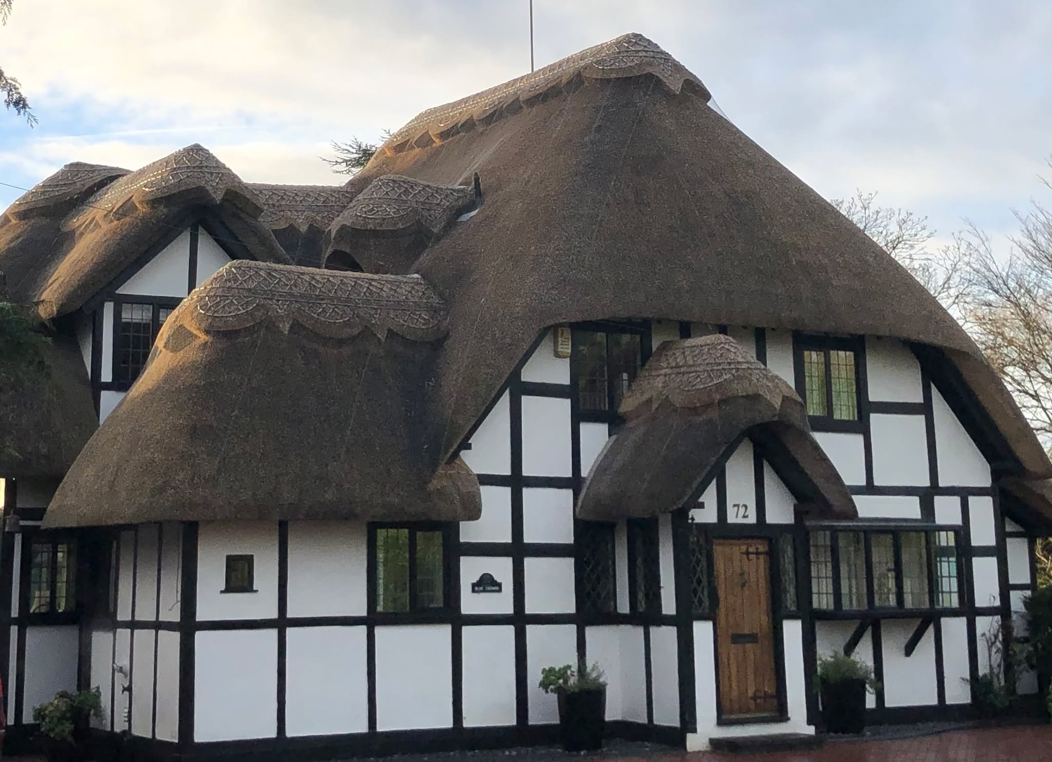Love this multi-level thatch roof in Stratford upon Avon. Thatch offers excellent insulation and weatherproofing... until it wears out after about 40 years.
#offbeatcotswolds #bluebadgeguide #bluebadgeguides
#britainsbestguides
#thatch #stratforduponavon #visitengland
#englishcountryside
#explore_britain_ #traveling_uk
#photosofengland #instabritain #europetravel