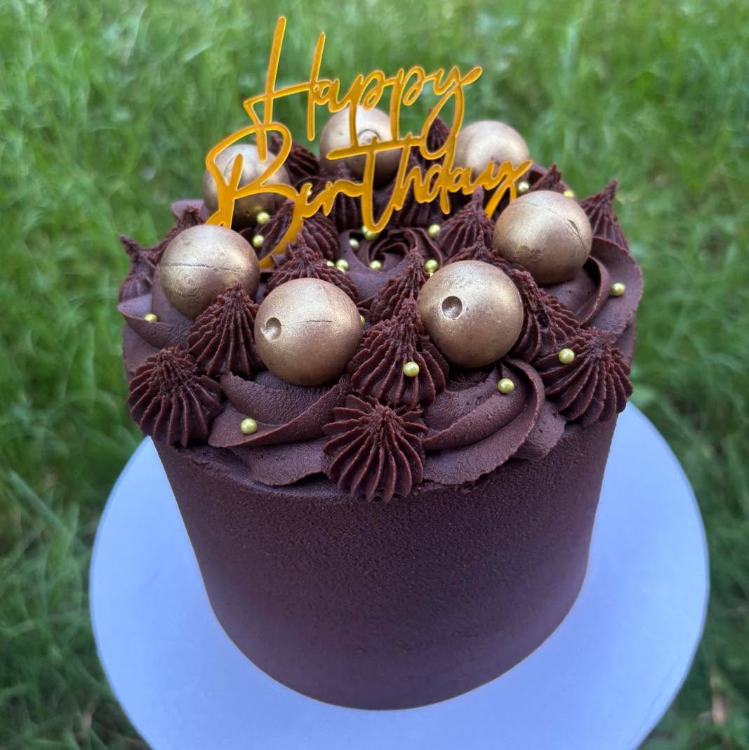 🍫✨ Rich, indulgent, and effortlessly elegant. This chocolate beauty is finished with silky buttercream swirls, shimmering gold spheres, and a touch of sparkle for the ultimate birthday treat. Because you can never go wrong with chocolate and gold! 🤎✨🎂
#ChocolateCake #BirthdayCake #ChocolateLovers #ButtercreamCake #LuxuryCake #ElegantCake #CustomCakes #CakeDesign #CakeArt #CelebrationCake #DessertLover #BakersOfInstagram #CakesOfInstagram #InstaCake #ChocolateDreams