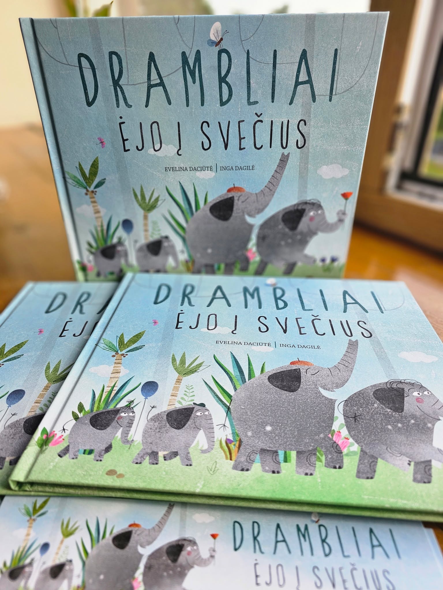 Ei, tėveliai! Ar jūsų mažylis jau gavo savo pirmąją bibliotekos dovaną?
Jei dar ne – pats metas užsukti!
🐘🐘🐘
Kiekvienam vaikui iki 5 metų, pirmą kartą tampančiam bibliotekos skaitytoju, įteikiame projekto „Knygų startas“ dovaną – nuotaikingą knygelę „Drambliai ėjo į svečius“.
🐘🐘
Leiskite savo vaikui patirti pirmąjį skaitymo džiaugsmą!
🐘
#knygųstartas
#drambliaiėjoįsvečius