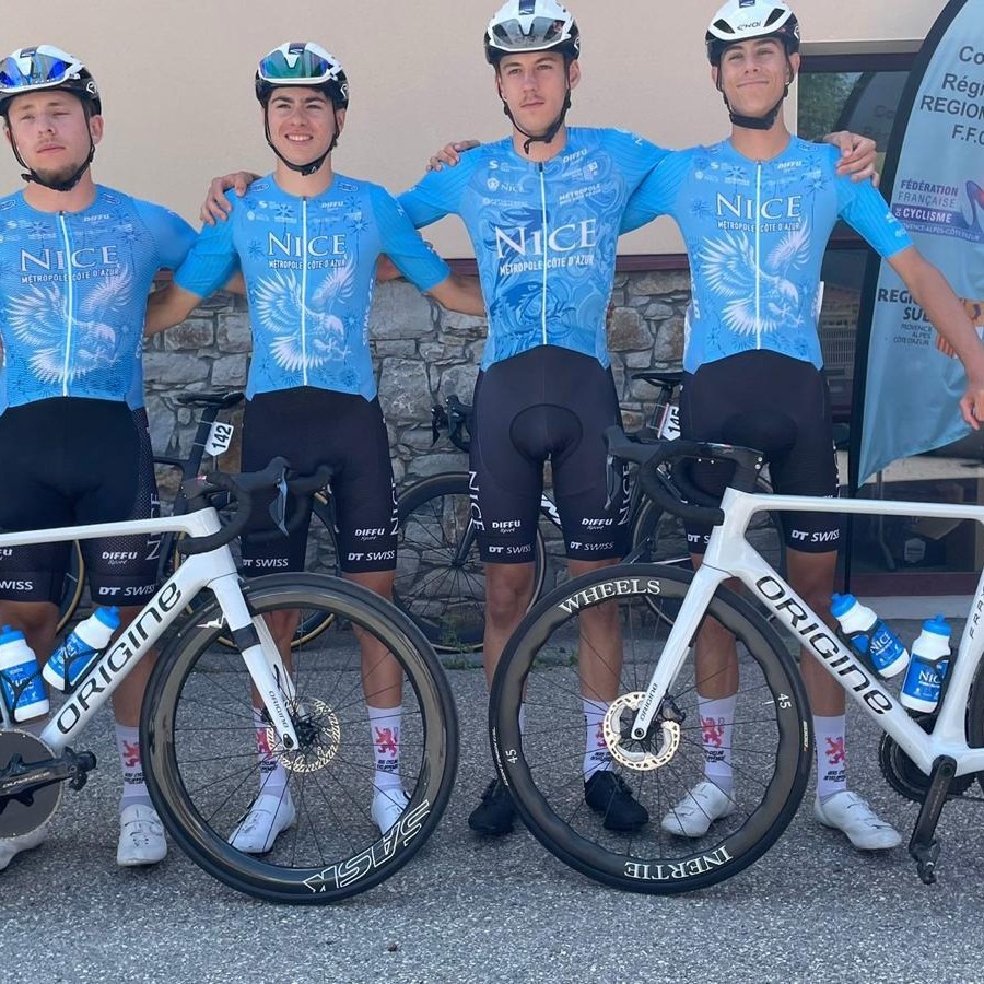 🚴 CLASSIC GRAND SUD — UCI
Un week-end particulièrement exigeant pour nos grimpeurs pyrénéens, engagés sur la Classic Grand Sud aux couleurs de notre team partenaire, l'Académie de Nice Métropole.
Nos jeunes mousquetaires ont découvert les Alpes dans des conditions relevées. Au programme : 2 jours de course et plus de 4 000 m de dénivelé positif par étape — un terrain de jeu redoutable.
Les garçons se sont battus avec courage et envie, sans toutefois parvenir à rivaliser avec le très haut niveau de l'épreuve.
Une expérience formatrice, qui comptera pour la suite de la saison. Place désormais au prochain déplacement avec l'Académie, avec une seule idée en tête : continuer à progresser et revenir encore plus forts. 💪
🔵 Merci à l'Académie @teamnicemetropolecotedazur pour cette belle opportunité.
#GersCyclingDeveloppement #DreamBigger #ClassicGrandSud #NiceMétropole #cyclisme
@crealudiffusion @eleclercauch @sosparebrisepluslislejourdain @ozarm_custom @21street_gaming @jomasport @groupamaoc @sonia.reflectin STSI GUIA @kcocafe @nvdp_bikefitting @tbrsportperformance @final__video SAS GEOFFRAY BISIAUX