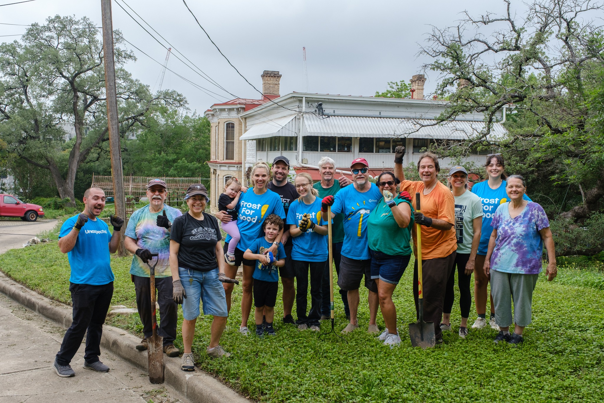 A big thank you to Frost Bank's Frost for Good team! 🌿 They rolled up their sleeves alongside our staff and neighbors at our garden clean-up day. The gardens are looking all the better for it. Grateful for hands like these in our community. Swipe through to see the day in action 👉
#community #austinhistorichomes #historicgardens